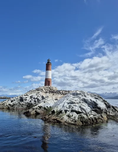 Excursões a Bordo do Veleiro Ksar – Ushuaia, Tierra do Fogo Descubra as incríveis experiências de navegação no Canal Beagle com o veleiro Ksar, o barco mais aconchegante e seguro para explorar o “Fim do Mundo”. Oferecemos diversas excursões e expedições personalizadas para todos os gostos, unindo aventura, conforto e contato direto com a natureza patagônica. Navegação Full Day pelo Canal Beagle Embarque em uma travessia inesquecível de 6 horas pelo Canal Beagle, explorando paisagens deslumbrantes da Baía de Ushuaia e da Tierra do Fogo. Navegue a bordo do veleiro Ksar em uma aventura à vela para observar lobos-marinhos, aves marinhas e o icônico Farol Les Éclaireurs. Inclui um trekking e almoço a bordo nas belas Ilhas Bridges, garantindo uma imersão completa na natureza local. Duração: 6 horas Destaques: Lobos-marinhos, aves, Farol Les Éclaireurs, trekking, almoço a bordo Vagas limitadas – navegação personalizada Navegação Noturna no Veleiro Ksar Viva a experiência única de passar uma noite navegando pelo Canal Beagle. Partimos de Ushuaia em direção aos destinos mais extraordinários, como a Ilha dos Lobos, o Farol Les Éclaireurs e as Ilhas Bridges. Desfrute de um dia completo de navegação com paisagens impressionantes, seguido de jantar sob as estrelas e pernoite em um ambiente mágico nas Ilhas Bridges. Acorde com um nascer do sol espetacular no Canal Beagle e conecte-se profundamente com a natureza da Tierra do Fogo. Inclui: jantar, café da manhã e bebidas Experiência única, vagas limitadas – navegação personalizada Expedição Paso Guaraní – Almanza (3 dias / 2 noites) Explore o “Fim do Mundo” em uma expedição completa de 3 dias e 2 noites a bordo do veleiro Ksar. Saindo de Ushuaia, navegue até a Ilha dos Lobos, o Farol Les Éclaireurs e as Ilhas Bridges, com avistamentos incríveis de lobos-marinhos, pinguins e aves locais. Aventure-se em trekkings emocionantes e desfrute de jantares sob um céu estrelado patagônico. Todas as refeições e bebidas estão incluídas, e nosso dedicado time garante uma experiência confortável e segura. Ideal para: aventureiros e amantes da natureza Possibilidade de retorno por terra, visitando a Rota dos Lagos e pontos icônicos da Rota 3 Expedições Personalizadas em Veleiro Oferecemos expedições sob medida para que você possa explorar o Canal Beagle e seus arredores de acordo com suas preferências. São opções para todos os níveis e interesses: travessias curtas de 1 a 3 dias, expedições mais longas de até 15 dias e até clínicas de vela para aprender e aperfeiçoar suas habilidades enquanto navega por águas patagônicas. Atividades Complementares Além da navegação, o veleiro Ksar apoia atividades como mergulho, kayak, stand-up paddle, fotografia e trekking, garantindo uma logística exclusiva para seu esporte ou hobby favorito. Também realizamos expedições científicas para contribuir com o conhecimento do ecossistema local. Destinos Exclusivos Explore lugares únicos como Puerto Almanza, Isla Redonda, Farol Les Éclaireurs, Paso Guaraní, Islas Bridges, Península Mitre, Isla de los Estados, fiordes e glaciares, até chegar ao emblemático Cabo de Hornos. O veleiro Ksar, modelo Joshua de 40 pés, combina elegância e conforto, equipado com as melhores condições de segurança para que sua aventura seja tranquila e inesquecível. Reserve sua viagem agora e viva uma experiência única no Canal Beagle a bordo do veleiro Ksar, o seu melhor companheiro para descobrir a magia e a beleza do Fin do Mundo!