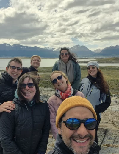 Excursões a Bordo do Veleiro Ksar – Ushuaia, Tierra do Fogo Descubra as incríveis experiências de navegação no Canal Beagle com o veleiro Ksar, o barco mais aconchegante e seguro para explorar o “Fim do Mundo”. Oferecemos diversas excursões e expedições personalizadas para todos os gostos, unindo aventura, conforto e contato direto com a natureza patagônica. Navegação Full Day pelo Canal Beagle Embarque em uma travessia inesquecível de 6 horas pelo Canal Beagle, explorando paisagens deslumbrantes da Baía de Ushuaia e da Tierra do Fogo. Navegue a bordo do veleiro Ksar em uma aventura à vela para observar lobos-marinhos, aves marinhas e o icônico Farol Les Éclaireurs. Inclui um trekking e almoço a bordo nas belas Ilhas Bridges, garantindo uma imersão completa na natureza local. Duração: 6 horas Destaques: Lobos-marinhos, aves, Farol Les Éclaireurs, trekking, almoço a bordo Vagas limitadas – navegação personalizada Navegação Noturna no Veleiro Ksar Viva a experiência única de passar uma noite navegando pelo Canal Beagle. Partimos de Ushuaia em direção aos destinos mais extraordinários, como a Ilha dos Lobos, o Farol Les Éclaireurs e as Ilhas Bridges. Desfrute de um dia completo de navegação com paisagens impressionantes, seguido de jantar sob as estrelas e pernoite em um ambiente mágico nas Ilhas Bridges. Acorde com um nascer do sol espetacular no Canal Beagle e conecte-se profundamente com a natureza da Tierra do Fogo. Inclui: jantar, café da manhã e bebidas Experiência única, vagas limitadas – navegação personalizada Expedição Paso Guaraní – Almanza (3 dias / 2 noites) Explore o “Fim do Mundo” em uma expedição completa de 3 dias e 2 noites a bordo do veleiro Ksar. Saindo de Ushuaia, navegue até a Ilha dos Lobos, o Farol Les Éclaireurs e as Ilhas Bridges, com avistamentos incríveis de lobos-marinhos, pinguins e aves locais. Aventure-se em trekkings emocionantes e desfrute de jantares sob um céu estrelado patagônico. Todas as refeições e bebidas estão incluídas, e nosso dedicado time garante uma experiência confortável e segura. Ideal para: aventureiros e amantes da natureza Possibilidade de retorno por terra, visitando a Rota dos Lagos e pontos icônicos da Rota 3 Expedições Personalizadas em Veleiro Oferecemos expedições sob medida para que você possa explorar o Canal Beagle e seus arredores de acordo com suas preferências. São opções para todos os níveis e interesses: travessias curtas de 1 a 3 dias, expedições mais longas de até 15 dias e até clínicas de vela para aprender e aperfeiçoar suas habilidades enquanto navega por águas patagônicas. Atividades Complementares Além da navegação, o veleiro Ksar apoia atividades como mergulho, kayak, stand-up paddle, fotografia e trekking, garantindo uma logística exclusiva para seu esporte ou hobby favorito. Também realizamos expedições científicas para contribuir com o conhecimento do ecossistema local. Destinos Exclusivos Explore lugares únicos como Puerto Almanza, Isla Redonda, Farol Les Éclaireurs, Paso Guaraní, Islas Bridges, Península Mitre, Isla de los Estados, fiordes e glaciares, até chegar ao emblemático Cabo de Hornos. O veleiro Ksar, modelo Joshua de 40 pés, combina elegância e conforto, equipado com as melhores condições de segurança para que sua aventura seja tranquila e inesquecível. Reserve sua viagem agora e viva uma experiência única no Canal Beagle a bordo do veleiro Ksar, o seu melhor companheiro para descobrir a magia e a beleza do Fin do Mundo!
