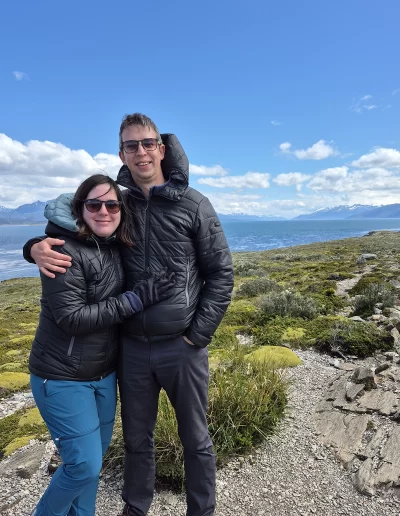 Excursões a Bordo do Veleiro Ksar – Ushuaia, Tierra do Fogo Descubra as incríveis experiências de navegação no Canal Beagle com o veleiro Ksar, o barco mais aconchegante e seguro para explorar o “Fim do Mundo”. Oferecemos diversas excursões e expedições personalizadas para todos os gostos, unindo aventura, conforto e contato direto com a natureza patagônica. Navegação Full Day pelo Canal Beagle Embarque em uma travessia inesquecível de 6 horas pelo Canal Beagle, explorando paisagens deslumbrantes da Baía de Ushuaia e da Tierra do Fogo. Navegue a bordo do veleiro Ksar em uma aventura à vela para observar lobos-marinhos, aves marinhas e o icônico Farol Les Éclaireurs. Inclui um trekking e almoço a bordo nas belas Ilhas Bridges, garantindo uma imersão completa na natureza local. Duração: 6 horas Destaques: Lobos-marinhos, aves, Farol Les Éclaireurs, trekking, almoço a bordo Vagas limitadas – navegação personalizada Navegação Noturna no Veleiro Ksar Viva a experiência única de passar uma noite navegando pelo Canal Beagle. Partimos de Ushuaia em direção aos destinos mais extraordinários, como a Ilha dos Lobos, o Farol Les Éclaireurs e as Ilhas Bridges. Desfrute de um dia completo de navegação com paisagens impressionantes, seguido de jantar sob as estrelas e pernoite em um ambiente mágico nas Ilhas Bridges. Acorde com um nascer do sol espetacular no Canal Beagle e conecte-se profundamente com a natureza da Tierra do Fogo. Inclui: jantar, café da manhã e bebidas Experiência única, vagas limitadas – navegação personalizada Expedição Paso Guaraní – Almanza (3 dias / 2 noites) Explore o “Fim do Mundo” em uma expedição completa de 3 dias e 2 noites a bordo do veleiro Ksar. Saindo de Ushuaia, navegue até a Ilha dos Lobos, o Farol Les Éclaireurs e as Ilhas Bridges, com avistamentos incríveis de lobos-marinhos, pinguins e aves locais. Aventure-se em trekkings emocionantes e desfrute de jantares sob um céu estrelado patagônico. Todas as refeições e bebidas estão incluídas, e nosso dedicado time garante uma experiência confortável e segura. Ideal para: aventureiros e amantes da natureza Possibilidade de retorno por terra, visitando a Rota dos Lagos e pontos icônicos da Rota 3 Expedições Personalizadas em Veleiro Oferecemos expedições sob medida para que você possa explorar o Canal Beagle e seus arredores de acordo com suas preferências. São opções para todos os níveis e interesses: travessias curtas de 1 a 3 dias, expedições mais longas de até 15 dias e até clínicas de vela para aprender e aperfeiçoar suas habilidades enquanto navega por águas patagônicas. Atividades Complementares Além da navegação, o veleiro Ksar apoia atividades como mergulho, kayak, stand-up paddle, fotografia e trekking, garantindo uma logística exclusiva para seu esporte ou hobby favorito. Também realizamos expedições científicas para contribuir com o conhecimento do ecossistema local. Destinos Exclusivos Explore lugares únicos como Puerto Almanza, Isla Redonda, Farol Les Éclaireurs, Paso Guaraní, Islas Bridges, Península Mitre, Isla de los Estados, fiordes e glaciares, até chegar ao emblemático Cabo de Hornos. O veleiro Ksar, modelo Joshua de 40 pés, combina elegância e conforto, equipado com as melhores condições de segurança para que sua aventura seja tranquila e inesquecível. Reserve sua viagem agora e viva uma experiência única no Canal Beagle a bordo do veleiro Ksar, o seu melhor companheiro para descobrir a magia e a beleza do Fin do Mundo!