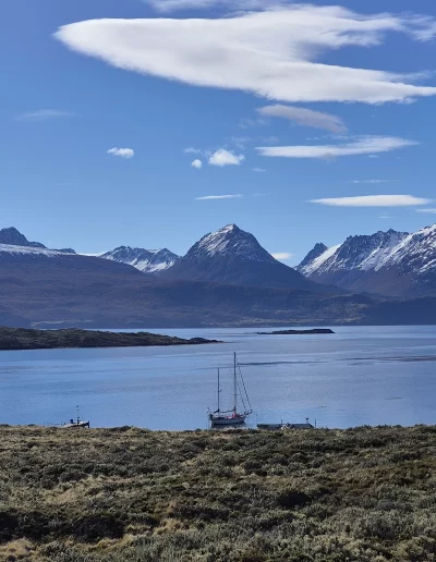 Excursões a Bordo do Veleiro Ksar – Ushuaia, Tierra do Fogo Descubra as incríveis experiências de navegação no Canal Beagle com o veleiro Ksar, o barco mais aconchegante e seguro para explorar o “Fim do Mundo”. Oferecemos diversas excursões e expedições personalizadas para todos os gostos, unindo aventura, conforto e contato direto com a natureza patagônica. Navegação Full Day pelo Canal Beagle Embarque em uma travessia inesquecível de 6 horas pelo Canal Beagle, explorando paisagens deslumbrantes da Baía de Ushuaia e da Tierra do Fogo. Navegue a bordo do veleiro Ksar em uma aventura à vela para observar lobos-marinhos, aves marinhas e o icônico Farol Les Éclaireurs. Inclui um trekking e almoço a bordo nas belas Ilhas Bridges, garantindo uma imersão completa na natureza local. Duração: 6 horas Destaques: Lobos-marinhos, aves, Farol Les Éclaireurs, trekking, almoço a bordo Vagas limitadas – navegação personalizada Navegação Noturna no Veleiro Ksar Viva a experiência única de passar uma noite navegando pelo Canal Beagle. Partimos de Ushuaia em direção aos destinos mais extraordinários, como a Ilha dos Lobos, o Farol Les Éclaireurs e as Ilhas Bridges. Desfrute de um dia completo de navegação com paisagens impressionantes, seguido de jantar sob as estrelas e pernoite em um ambiente mágico nas Ilhas Bridges. Acorde com um nascer do sol espetacular no Canal Beagle e conecte-se profundamente com a natureza da Tierra do Fogo. Inclui: jantar, café da manhã e bebidas Experiência única, vagas limitadas – navegação personalizada Expedição Paso Guaraní – Almanza (3 dias / 2 noites) Explore o “Fim do Mundo” em uma expedição completa de 3 dias e 2 noites a bordo do veleiro Ksar. Saindo de Ushuaia, navegue até a Ilha dos Lobos, o Farol Les Éclaireurs e as Ilhas Bridges, com avistamentos incríveis de lobos-marinhos, pinguins e aves locais. Aventure-se em trekkings emocionantes e desfrute de jantares sob um céu estrelado patagônico. Todas as refeições e bebidas estão incluídas, e nosso dedicado time garante uma experiência confortável e segura. Ideal para: aventureiros e amantes da natureza Possibilidade de retorno por terra, visitando a Rota dos Lagos e pontos icônicos da Rota 3 Expedições Personalizadas em Veleiro Oferecemos expedições sob medida para que você possa explorar o Canal Beagle e seus arredores de acordo com suas preferências. São opções para todos os níveis e interesses: travessias curtas de 1 a 3 dias, expedições mais longas de até 15 dias e até clínicas de vela para aprender e aperfeiçoar suas habilidades enquanto navega por águas patagônicas. Atividades Complementares Além da navegação, o veleiro Ksar apoia atividades como mergulho, kayak, stand-up paddle, fotografia e trekking, garantindo uma logística exclusiva para seu esporte ou hobby favorito. Também realizamos expedições científicas para contribuir com o conhecimento do ecossistema local. Destinos Exclusivos Explore lugares únicos como Puerto Almanza, Isla Redonda, Farol Les Éclaireurs, Paso Guaraní, Islas Bridges, Península Mitre, Isla de los Estados, fiordes e glaciares, até chegar ao emblemático Cabo de Hornos. O veleiro Ksar, modelo Joshua de 40 pés, combina elegância e conforto, equipado com as melhores condições de segurança para que sua aventura seja tranquila e inesquecível. Reserve sua viagem agora e viva uma experiência única no Canal Beagle a bordo do veleiro Ksar, o seu melhor companheiro para descobrir a magia e a beleza do Fin do Mundo!