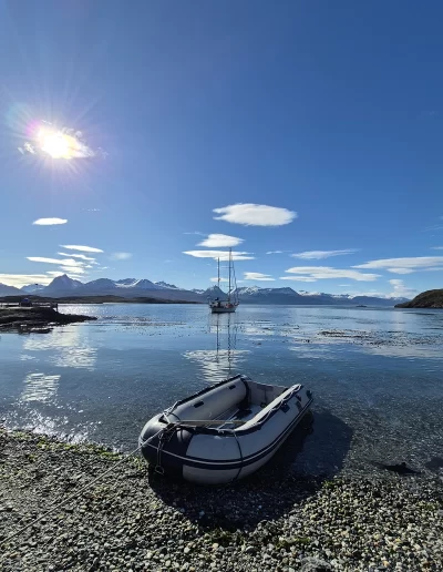 Excursões a Bordo do Veleiro Ksar – Ushuaia, Tierra do Fogo Descubra as incríveis experiências de navegação no Canal Beagle com o veleiro Ksar, o barco mais aconchegante e seguro para explorar o “Fim do Mundo”. Oferecemos diversas excursões e expedições personalizadas para todos os gostos, unindo aventura, conforto e contato direto com a natureza patagônica. Navegação Full Day pelo Canal Beagle Embarque em uma travessia inesquecível de 6 horas pelo Canal Beagle, explorando paisagens deslumbrantes da Baía de Ushuaia e da Tierra do Fogo. Navegue a bordo do veleiro Ksar em uma aventura à vela para observar lobos-marinhos, aves marinhas e o icônico Farol Les Éclaireurs. Inclui um trekking e almoço a bordo nas belas Ilhas Bridges, garantindo uma imersão completa na natureza local. Duração: 6 horas Destaques: Lobos-marinhos, aves, Farol Les Éclaireurs, trekking, almoço a bordo Vagas limitadas – navegação personalizada Navegação Noturna no Veleiro Ksar Viva a experiência única de passar uma noite navegando pelo Canal Beagle. Partimos de Ushuaia em direção aos destinos mais extraordinários, como a Ilha dos Lobos, o Farol Les Éclaireurs e as Ilhas Bridges. Desfrute de um dia completo de navegação com paisagens impressionantes, seguido de jantar sob as estrelas e pernoite em um ambiente mágico nas Ilhas Bridges. Acorde com um nascer do sol espetacular no Canal Beagle e conecte-se profundamente com a natureza da Tierra do Fogo. Inclui: jantar, café da manhã e bebidas Experiência única, vagas limitadas – navegação personalizada Expedição Paso Guaraní – Almanza (3 dias / 2 noites) Explore o “Fim do Mundo” em uma expedição completa de 3 dias e 2 noites a bordo do veleiro Ksar. Saindo de Ushuaia, navegue até a Ilha dos Lobos, o Farol Les Éclaireurs e as Ilhas Bridges, com avistamentos incríveis de lobos-marinhos, pinguins e aves locais. Aventure-se em trekkings emocionantes e desfrute de jantares sob um céu estrelado patagônico. Todas as refeições e bebidas estão incluídas, e nosso dedicado time garante uma experiência confortável e segura. Ideal para: aventureiros e amantes da natureza Possibilidade de retorno por terra, visitando a Rota dos Lagos e pontos icônicos da Rota 3 Expedições Personalizadas em Veleiro Oferecemos expedições sob medida para que você possa explorar o Canal Beagle e seus arredores de acordo com suas preferências. São opções para todos os níveis e interesses: travessias curtas de 1 a 3 dias, expedições mais longas de até 15 dias e até clínicas de vela para aprender e aperfeiçoar suas habilidades enquanto navega por águas patagônicas. Atividades Complementares Além da navegação, o veleiro Ksar apoia atividades como mergulho, kayak, stand-up paddle, fotografia e trekking, garantindo uma logística exclusiva para seu esporte ou hobby favorito. Também realizamos expedições científicas para contribuir com o conhecimento do ecossistema local. Destinos Exclusivos Explore lugares únicos como Puerto Almanza, Isla Redonda, Farol Les Éclaireurs, Paso Guaraní, Islas Bridges, Península Mitre, Isla de los Estados, fiordes e glaciares, até chegar ao emblemático Cabo de Hornos. O veleiro Ksar, modelo Joshua de 40 pés, combina elegância e conforto, equipado com as melhores condições de segurança para que sua aventura seja tranquila e inesquecível. Reserve sua viagem agora e viva uma experiência única no Canal Beagle a bordo do veleiro Ksar, o seu melhor companheiro para descobrir a magia e a beleza do Fin do Mundo!