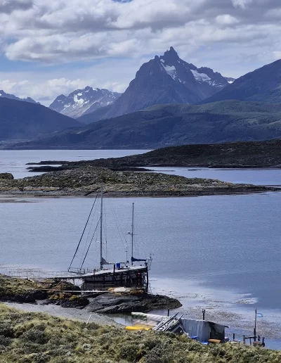 Excursões a Bordo do Veleiro Ksar – Ushuaia, Tierra do Fogo Descubra as incríveis experiências de navegação no Canal Beagle com o veleiro Ksar, o barco mais aconchegante e seguro para explorar o “Fim do Mundo”. Oferecemos diversas excursões e expedições personalizadas para todos os gostos, unindo aventura, conforto e contato direto com a natureza patagônica. Navegação Full Day pelo Canal Beagle Embarque em uma travessia inesquecível de 6 horas pelo Canal Beagle, explorando paisagens deslumbrantes da Baía de Ushuaia e da Tierra do Fogo. Navegue a bordo do veleiro Ksar em uma aventura à vela para observar lobos-marinhos, aves marinhas e o icônico Farol Les Éclaireurs. Inclui um trekking e almoço a bordo nas belas Ilhas Bridges, garantindo uma imersão completa na natureza local. Duração: 6 horas Destaques: Lobos-marinhos, aves, Farol Les Éclaireurs, trekking, almoço a bordo Vagas limitadas – navegação personalizada Navegação Noturna no Veleiro Ksar Viva a experiência única de passar uma noite navegando pelo Canal Beagle. Partimos de Ushuaia em direção aos destinos mais extraordinários, como a Ilha dos Lobos, o Farol Les Éclaireurs e as Ilhas Bridges. Desfrute de um dia completo de navegação com paisagens impressionantes, seguido de jantar sob as estrelas e pernoite em um ambiente mágico nas Ilhas Bridges. Acorde com um nascer do sol espetacular no Canal Beagle e conecte-se profundamente com a natureza da Tierra do Fogo. Inclui: jantar, café da manhã e bebidas Experiência única, vagas limitadas – navegação personalizada Expedição Paso Guaraní – Almanza (3 dias / 2 noites) Explore o “Fim do Mundo” em uma expedição completa de 3 dias e 2 noites a bordo do veleiro Ksar. Saindo de Ushuaia, navegue até a Ilha dos Lobos, o Farol Les Éclaireurs e as Ilhas Bridges, com avistamentos incríveis de lobos-marinhos, pinguins e aves locais. Aventure-se em trekkings emocionantes e desfrute de jantares sob um céu estrelado patagônico. Todas as refeições e bebidas estão incluídas, e nosso dedicado time garante uma experiência confortável e segura. Ideal para: aventureiros e amantes da natureza Possibilidade de retorno por terra, visitando a Rota dos Lagos e pontos icônicos da Rota 3 Expedições Personalizadas em Veleiro Oferecemos expedições sob medida para que você possa explorar o Canal Beagle e seus arredores de acordo com suas preferências. São opções para todos os níveis e interesses: travessias curtas de 1 a 3 dias, expedições mais longas de até 15 dias e até clínicas de vela para aprender e aperfeiçoar suas habilidades enquanto navega por águas patagônicas. Atividades Complementares Além da navegação, o veleiro Ksar apoia atividades como mergulho, kayak, stand-up paddle, fotografia e trekking, garantindo uma logística exclusiva para seu esporte ou hobby favorito. Também realizamos expedições científicas para contribuir com o conhecimento do ecossistema local. Destinos Exclusivos Explore lugares únicos como Puerto Almanza, Isla Redonda, Farol Les Éclaireurs, Paso Guaraní, Islas Bridges, Península Mitre, Isla de los Estados, fiordes e glaciares, até chegar ao emblemático Cabo de Hornos. O veleiro Ksar, modelo Joshua de 40 pés, combina elegância e conforto, equipado com as melhores condições de segurança para que sua aventura seja tranquila e inesquecível. Reserve sua viagem agora e viva uma experiência única no Canal Beagle a bordo do veleiro Ksar, o seu melhor companheiro para descobrir a magia e a beleza do Fin do Mundo!