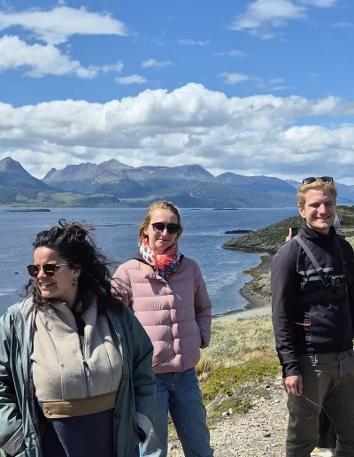 Excursões a Bordo do Veleiro Ksar – Ushuaia, Tierra do Fogo Descubra as incríveis experiências de navegação no Canal Beagle com o veleiro Ksar, o barco mais aconchegante e seguro para explorar o “Fim do Mundo”. Oferecemos diversas excursões e expedições personalizadas para todos os gostos, unindo aventura, conforto e contato direto com a natureza patagônica. Navegação Full Day pelo Canal Beagle Embarque em uma travessia inesquecível de 6 horas pelo Canal Beagle, explorando paisagens deslumbrantes da Baía de Ushuaia e da Tierra do Fogo. Navegue a bordo do veleiro Ksar em uma aventura à vela para observar lobos-marinhos, aves marinhas e o icônico Farol Les Éclaireurs. Inclui um trekking e almoço a bordo nas belas Ilhas Bridges, garantindo uma imersão completa na natureza local. Duração: 6 horas Destaques: Lobos-marinhos, aves, Farol Les Éclaireurs, trekking, almoço a bordo Vagas limitadas – navegação personalizada Navegação Noturna no Veleiro Ksar Viva a experiência única de passar uma noite navegando pelo Canal Beagle. Partimos de Ushuaia em direção aos destinos mais extraordinários, como a Ilha dos Lobos, o Farol Les Éclaireurs e as Ilhas Bridges. Desfrute de um dia completo de navegação com paisagens impressionantes, seguido de jantar sob as estrelas e pernoite em um ambiente mágico nas Ilhas Bridges. Acorde com um nascer do sol espetacular no Canal Beagle e conecte-se profundamente com a natureza da Tierra do Fogo. Inclui: jantar, café da manhã e bebidas Experiência única, vagas limitadas – navegação personalizada Expedição Paso Guaraní – Almanza (3 dias / 2 noites) Explore o “Fim do Mundo” em uma expedição completa de 3 dias e 2 noites a bordo do veleiro Ksar. Saindo de Ushuaia, navegue até a Ilha dos Lobos, o Farol Les Éclaireurs e as Ilhas Bridges, com avistamentos incríveis de lobos-marinhos, pinguins e aves locais. Aventure-se em trekkings emocionantes e desfrute de jantares sob um céu estrelado patagônico. Todas as refeições e bebidas estão incluídas, e nosso dedicado time garante uma experiência confortável e segura. Ideal para: aventureiros e amantes da natureza Possibilidade de retorno por terra, visitando a Rota dos Lagos e pontos icônicos da Rota 3 Expedições Personalizadas em Veleiro Oferecemos expedições sob medida para que você possa explorar o Canal Beagle e seus arredores de acordo com suas preferências. São opções para todos os níveis e interesses: travessias curtas de 1 a 3 dias, expedições mais longas de até 15 dias e até clínicas de vela para aprender e aperfeiçoar suas habilidades enquanto navega por águas patagônicas. Atividades Complementares Além da navegação, o veleiro Ksar apoia atividades como mergulho, kayak, stand-up paddle, fotografia e trekking, garantindo uma logística exclusiva para seu esporte ou hobby favorito. Também realizamos expedições científicas para contribuir com o conhecimento do ecossistema local. Destinos Exclusivos Explore lugares únicos como Puerto Almanza, Isla Redonda, Farol Les Éclaireurs, Paso Guaraní, Islas Bridges, Península Mitre, Isla de los Estados, fiordes e glaciares, até chegar ao emblemático Cabo de Hornos. O veleiro Ksar, modelo Joshua de 40 pés, combina elegância e conforto, equipado com as melhores condições de segurança para que sua aventura seja tranquila e inesquecível. Reserve sua viagem agora e viva uma experiência única no Canal Beagle a bordo do veleiro Ksar, o seu melhor companheiro para descobrir a magia e a beleza do Fin do Mundo!