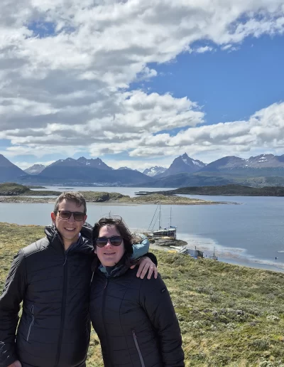 Excursões a Bordo do Veleiro Ksar – Ushuaia, Tierra do Fogo Descubra as incríveis experiências de navegação no Canal Beagle com o veleiro Ksar, o barco mais aconchegante e seguro para explorar o “Fim do Mundo”. Oferecemos diversas excursões e expedições personalizadas para todos os gostos, unindo aventura, conforto e contato direto com a natureza patagônica. Navegação Full Day pelo Canal Beagle Embarque em uma travessia inesquecível de 6 horas pelo Canal Beagle, explorando paisagens deslumbrantes da Baía de Ushuaia e da Tierra do Fogo. Navegue a bordo do veleiro Ksar em uma aventura à vela para observar lobos-marinhos, aves marinhas e o icônico Farol Les Éclaireurs. Inclui um trekking e almoço a bordo nas belas Ilhas Bridges, garantindo uma imersão completa na natureza local. Duração: 6 horas Destaques: Lobos-marinhos, aves, Farol Les Éclaireurs, trekking, almoço a bordo Vagas limitadas – navegação personalizada Navegação Noturna no Veleiro Ksar Viva a experiência única de passar uma noite navegando pelo Canal Beagle. Partimos de Ushuaia em direção aos destinos mais extraordinários, como a Ilha dos Lobos, o Farol Les Éclaireurs e as Ilhas Bridges. Desfrute de um dia completo de navegação com paisagens impressionantes, seguido de jantar sob as estrelas e pernoite em um ambiente mágico nas Ilhas Bridges. Acorde com um nascer do sol espetacular no Canal Beagle e conecte-se profundamente com a natureza da Tierra do Fogo. Inclui: jantar, café da manhã e bebidas Experiência única, vagas limitadas – navegação personalizada Expedição Paso Guaraní – Almanza (3 dias / 2 noites) Explore o “Fim do Mundo” em uma expedição completa de 3 dias e 2 noites a bordo do veleiro Ksar. Saindo de Ushuaia, navegue até a Ilha dos Lobos, o Farol Les Éclaireurs e as Ilhas Bridges, com avistamentos incríveis de lobos-marinhos, pinguins e aves locais. Aventure-se em trekkings emocionantes e desfrute de jantares sob um céu estrelado patagônico. Todas as refeições e bebidas estão incluídas, e nosso dedicado time garante uma experiência confortável e segura. Ideal para: aventureiros e amantes da natureza Possibilidade de retorno por terra, visitando a Rota dos Lagos e pontos icônicos da Rota 3 Expedições Personalizadas em Veleiro Oferecemos expedições sob medida para que você possa explorar o Canal Beagle e seus arredores de acordo com suas preferências. São opções para todos os níveis e interesses: travessias curtas de 1 a 3 dias, expedições mais longas de até 15 dias e até clínicas de vela para aprender e aperfeiçoar suas habilidades enquanto navega por águas patagônicas. Atividades Complementares Além da navegação, o veleiro Ksar apoia atividades como mergulho, kayak, stand-up paddle, fotografia e trekking, garantindo uma logística exclusiva para seu esporte ou hobby favorito. Também realizamos expedições científicas para contribuir com o conhecimento do ecossistema local. Destinos Exclusivos Explore lugares únicos como Puerto Almanza, Isla Redonda, Farol Les Éclaireurs, Paso Guaraní, Islas Bridges, Península Mitre, Isla de los Estados, fiordes e glaciares, até chegar ao emblemático Cabo de Hornos. O veleiro Ksar, modelo Joshua de 40 pés, combina elegância e conforto, equipado com as melhores condições de segurança para que sua aventura seja tranquila e inesquecível. Reserve sua viagem agora e viva uma experiência única no Canal Beagle a bordo do veleiro Ksar, o seu melhor companheiro para descobrir a magia e a beleza do Fin do Mundo!