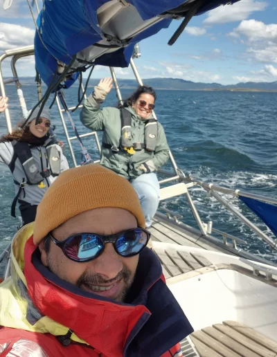 Excursões a Bordo do Veleiro Ksar – Ushuaia, Tierra do Fogo Descubra as incríveis experiências de navegação no Canal Beagle com o veleiro Ksar, o barco mais aconchegante e seguro para explorar o “Fim do Mundo”. Oferecemos diversas excursões e expedições personalizadas para todos os gostos, unindo aventura, conforto e contato direto com a natureza patagônica. Navegação Full Day pelo Canal Beagle Embarque em uma travessia inesquecível de 6 horas pelo Canal Beagle, explorando paisagens deslumbrantes da Baía de Ushuaia e da Tierra do Fogo. Navegue a bordo do veleiro Ksar em uma aventura à vela para observar lobos-marinhos, aves marinhas e o icônico Farol Les Éclaireurs. Inclui um trekking e almoço a bordo nas belas Ilhas Bridges, garantindo uma imersão completa na natureza local. Duração: 6 horas Destaques: Lobos-marinhos, aves, Farol Les Éclaireurs, trekking, almoço a bordo Vagas limitadas – navegação personalizada Navegação Noturna no Veleiro Ksar Viva a experiência única de passar uma noite navegando pelo Canal Beagle. Partimos de Ushuaia em direção aos destinos mais extraordinários, como a Ilha dos Lobos, o Farol Les Éclaireurs e as Ilhas Bridges. Desfrute de um dia completo de navegação com paisagens impressionantes, seguido de jantar sob as estrelas e pernoite em um ambiente mágico nas Ilhas Bridges. Acorde com um nascer do sol espetacular no Canal Beagle e conecte-se profundamente com a natureza da Tierra do Fogo. Inclui: jantar, café da manhã e bebidas Experiência única, vagas limitadas – navegação personalizada Expedição Paso Guaraní – Almanza (3 dias / 2 noites) Explore o “Fim do Mundo” em uma expedição completa de 3 dias e 2 noites a bordo do veleiro Ksar. Saindo de Ushuaia, navegue até a Ilha dos Lobos, o Farol Les Éclaireurs e as Ilhas Bridges, com avistamentos incríveis de lobos-marinhos, pinguins e aves locais. Aventure-se em trekkings emocionantes e desfrute de jantares sob um céu estrelado patagônico. Todas as refeições e bebidas estão incluídas, e nosso dedicado time garante uma experiência confortável e segura. Ideal para: aventureiros e amantes da natureza Possibilidade de retorno por terra, visitando a Rota dos Lagos e pontos icônicos da Rota 3 Expedições Personalizadas em Veleiro Oferecemos expedições sob medida para que você possa explorar o Canal Beagle e seus arredores de acordo com suas preferências. São opções para todos os níveis e interesses: travessias curtas de 1 a 3 dias, expedições mais longas de até 15 dias e até clínicas de vela para aprender e aperfeiçoar suas habilidades enquanto navega por águas patagônicas. Atividades Complementares Além da navegação, o veleiro Ksar apoia atividades como mergulho, kayak, stand-up paddle, fotografia e trekking, garantindo uma logística exclusiva para seu esporte ou hobby favorito. Também realizamos expedições científicas para contribuir com o conhecimento do ecossistema local. Destinos Exclusivos Explore lugares únicos como Puerto Almanza, Isla Redonda, Farol Les Éclaireurs, Paso Guaraní, Islas Bridges, Península Mitre, Isla de los Estados, fiordes e glaciares, até chegar ao emblemático Cabo de Hornos. O veleiro Ksar, modelo Joshua de 40 pés, combina elegância e conforto, equipado com as melhores condições de segurança para que sua aventura seja tranquila e inesquecível. Reserve sua viagem agora e viva uma experiência única no Canal Beagle a bordo do veleiro Ksar, o seu melhor companheiro para descobrir a magia e a beleza do Fin do Mundo!
