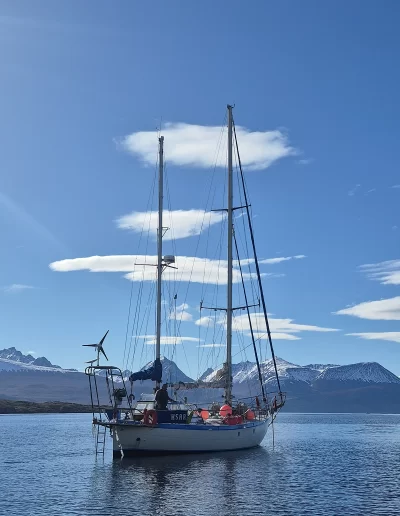 Excursões a Bordo do Veleiro Ksar – Ushuaia, Tierra do Fogo Descubra as incríveis experiências de navegação no Canal Beagle com o veleiro Ksar, o barco mais aconchegante e seguro para explorar o “Fim do Mundo”. Oferecemos diversas excursões e expedições personalizadas para todos os gostos, unindo aventura, conforto e contato direto com a natureza patagônica. Navegação Full Day pelo Canal Beagle Embarque em uma travessia inesquecível de 6 horas pelo Canal Beagle, explorando paisagens deslumbrantes da Baía de Ushuaia e da Tierra do Fogo. Navegue a bordo do veleiro Ksar em uma aventura à vela para observar lobos-marinhos, aves marinhas e o icônico Farol Les Éclaireurs. Inclui um trekking e almoço a bordo nas belas Ilhas Bridges, garantindo uma imersão completa na natureza local. Duração: 6 horas Destaques: Lobos-marinhos, aves, Farol Les Éclaireurs, trekking, almoço a bordo Vagas limitadas – navegação personalizada Navegação Noturna no Veleiro Ksar Viva a experiência única de passar uma noite navegando pelo Canal Beagle. Partimos de Ushuaia em direção aos destinos mais extraordinários, como a Ilha dos Lobos, o Farol Les Éclaireurs e as Ilhas Bridges. Desfrute de um dia completo de navegação com paisagens impressionantes, seguido de jantar sob as estrelas e pernoite em um ambiente mágico nas Ilhas Bridges. Acorde com um nascer do sol espetacular no Canal Beagle e conecte-se profundamente com a natureza da Tierra do Fogo. Inclui: jantar, café da manhã e bebidas Experiência única, vagas limitadas – navegação personalizada Expedição Paso Guaraní – Almanza (3 dias / 2 noites) Explore o “Fim do Mundo” em uma expedição completa de 3 dias e 2 noites a bordo do veleiro Ksar. Saindo de Ushuaia, navegue até a Ilha dos Lobos, o Farol Les Éclaireurs e as Ilhas Bridges, com avistamentos incríveis de lobos-marinhos, pinguins e aves locais. Aventure-se em trekkings emocionantes e desfrute de jantares sob um céu estrelado patagônico. Todas as refeições e bebidas estão incluídas, e nosso dedicado time garante uma experiência confortável e segura. Ideal para: aventureiros e amantes da natureza Possibilidade de retorno por terra, visitando a Rota dos Lagos e pontos icônicos da Rota 3 Expedições Personalizadas em Veleiro Oferecemos expedições sob medida para que você possa explorar o Canal Beagle e seus arredores de acordo com suas preferências. São opções para todos os níveis e interesses: travessias curtas de 1 a 3 dias, expedições mais longas de até 15 dias e até clínicas de vela para aprender e aperfeiçoar suas habilidades enquanto navega por águas patagônicas. Atividades Complementares Além da navegação, o veleiro Ksar apoia atividades como mergulho, kayak, stand-up paddle, fotografia e trekking, garantindo uma logística exclusiva para seu esporte ou hobby favorito. Também realizamos expedições científicas para contribuir com o conhecimento do ecossistema local. Destinos Exclusivos Explore lugares únicos como Puerto Almanza, Isla Redonda, Farol Les Éclaireurs, Paso Guaraní, Islas Bridges, Península Mitre, Isla de los Estados, fiordes e glaciares, até chegar ao emblemático Cabo de Hornos. O veleiro Ksar, modelo Joshua de 40 pés, combina elegância e conforto, equipado com as melhores condições de segurança para que sua aventura seja tranquila e inesquecível. Reserve sua viagem agora e viva uma experiência única no Canal Beagle a bordo do veleiro Ksar, o seu melhor companheiro para descobrir a magia e a beleza do Fin do Mundo!
