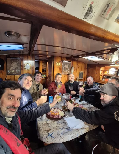 Excursões a Bordo do Veleiro Ksar – Ushuaia, Tierra do Fogo Descubra as incríveis experiências de navegação no Canal Beagle com o veleiro Ksar, o barco mais aconchegante e seguro para explorar o “Fim do Mundo”. Oferecemos diversas excursões e expedições personalizadas para todos os gostos, unindo aventura, conforto e contato direto com a natureza patagônica. Navegação Full Day pelo Canal Beagle Embarque em uma travessia inesquecível de 6 horas pelo Canal Beagle, explorando paisagens deslumbrantes da Baía de Ushuaia e da Tierra do Fogo. Navegue a bordo do veleiro Ksar em uma aventura à vela para observar lobos-marinhos, aves marinhas e o icônico Farol Les Éclaireurs. Inclui um trekking e almoço a bordo nas belas Ilhas Bridges, garantindo uma imersão completa na natureza local. Duração: 6 horas Destaques: Lobos-marinhos, aves, Farol Les Éclaireurs, trekking, almoço a bordo Vagas limitadas – navegação personalizada Navegação Noturna no Veleiro Ksar Viva a experiência única de passar uma noite navegando pelo Canal Beagle. Partimos de Ushuaia em direção aos destinos mais extraordinários, como a Ilha dos Lobos, o Farol Les Éclaireurs e as Ilhas Bridges. Desfrute de um dia completo de navegação com paisagens impressionantes, seguido de jantar sob as estrelas e pernoite em um ambiente mágico nas Ilhas Bridges. Acorde com um nascer do sol espetacular no Canal Beagle e conecte-se profundamente com a natureza da Tierra do Fogo. Inclui: jantar, café da manhã e bebidas Experiência única, vagas limitadas – navegação personalizada Expedição Paso Guaraní – Almanza (3 dias / 2 noites) Explore o “Fim do Mundo” em uma expedição completa de 3 dias e 2 noites a bordo do veleiro Ksar. Saindo de Ushuaia, navegue até a Ilha dos Lobos, o Farol Les Éclaireurs e as Ilhas Bridges, com avistamentos incríveis de lobos-marinhos, pinguins e aves locais. Aventure-se em trekkings emocionantes e desfrute de jantares sob um céu estrelado patagônico. Todas as refeições e bebidas estão incluídas, e nosso dedicado time garante uma experiência confortável e segura. Ideal para: aventureiros e amantes da natureza Possibilidade de retorno por terra, visitando a Rota dos Lagos e pontos icônicos da Rota 3 Expedições Personalizadas em Veleiro Oferecemos expedições sob medida para que você possa explorar o Canal Beagle e seus arredores de acordo com suas preferências. São opções para todos os níveis e interesses: travessias curtas de 1 a 3 dias, expedições mais longas de até 15 dias e até clínicas de vela para aprender e aperfeiçoar suas habilidades enquanto navega por águas patagônicas. Atividades Complementares Além da navegação, o veleiro Ksar apoia atividades como mergulho, kayak, stand-up paddle, fotografia e trekking, garantindo uma logística exclusiva para seu esporte ou hobby favorito. Também realizamos expedições científicas para contribuir com o conhecimento do ecossistema local. Destinos Exclusivos Explore lugares únicos como Puerto Almanza, Isla Redonda, Farol Les Éclaireurs, Paso Guaraní, Islas Bridges, Península Mitre, Isla de los Estados, fiordes e glaciares, até chegar ao emblemático Cabo de Hornos. O veleiro Ksar, modelo Joshua de 40 pés, combina elegância e conforto, equipado com as melhores condições de segurança para que sua aventura seja tranquila e inesquecível. Reserve sua viagem agora e viva uma experiência única no Canal Beagle a bordo do veleiro Ksar, o seu melhor companheiro para descobrir a magia e a beleza do Fin do Mundo!
