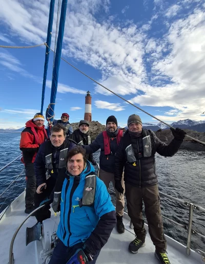 Excursões a Bordo do Veleiro Ksar – Ushuaia, Tierra do Fogo Descubra as incríveis experiências de navegação no Canal Beagle com o veleiro Ksar, o barco mais aconchegante e seguro para explorar o “Fim do Mundo”. Oferecemos diversas excursões e expedições personalizadas para todos os gostos, unindo aventura, conforto e contato direto com a natureza patagônica. Navegação Full Day pelo Canal Beagle Embarque em uma travessia inesquecível de 6 horas pelo Canal Beagle, explorando paisagens deslumbrantes da Baía de Ushuaia e da Tierra do Fogo. Navegue a bordo do veleiro Ksar em uma aventura à vela para observar lobos-marinhos, aves marinhas e o icônico Farol Les Éclaireurs. Inclui um trekking e almoço a bordo nas belas Ilhas Bridges, garantindo uma imersão completa na natureza local. Duração: 6 horas Destaques: Lobos-marinhos, aves, Farol Les Éclaireurs, trekking, almoço a bordo Vagas limitadas – navegação personalizada Navegação Noturna no Veleiro Ksar Viva a experiência única de passar uma noite navegando pelo Canal Beagle. Partimos de Ushuaia em direção aos destinos mais extraordinários, como a Ilha dos Lobos, o Farol Les Éclaireurs e as Ilhas Bridges. Desfrute de um dia completo de navegação com paisagens impressionantes, seguido de jantar sob as estrelas e pernoite em um ambiente mágico nas Ilhas Bridges. Acorde com um nascer do sol espetacular no Canal Beagle e conecte-se profundamente com a natureza da Tierra do Fogo. Inclui: jantar, café da manhã e bebidas Experiência única, vagas limitadas – navegação personalizada Expedição Paso Guaraní – Almanza (3 dias / 2 noites) Explore o “Fim do Mundo” em uma expedição completa de 3 dias e 2 noites a bordo do veleiro Ksar. Saindo de Ushuaia, navegue até a Ilha dos Lobos, o Farol Les Éclaireurs e as Ilhas Bridges, com avistamentos incríveis de lobos-marinhos, pinguins e aves locais. Aventure-se em trekkings emocionantes e desfrute de jantares sob um céu estrelado patagônico. Todas as refeições e bebidas estão incluídas, e nosso dedicado time garante uma experiência confortável e segura. Ideal para: aventureiros e amantes da natureza Possibilidade de retorno por terra, visitando a Rota dos Lagos e pontos icônicos da Rota 3 Expedições Personalizadas em Veleiro Oferecemos expedições sob medida para que você possa explorar o Canal Beagle e seus arredores de acordo com suas preferências. São opções para todos os níveis e interesses: travessias curtas de 1 a 3 dias, expedições mais longas de até 15 dias e até clínicas de vela para aprender e aperfeiçoar suas habilidades enquanto navega por águas patagônicas. Atividades Complementares Além da navegação, o veleiro Ksar apoia atividades como mergulho, kayak, stand-up paddle, fotografia e trekking, garantindo uma logística exclusiva para seu esporte ou hobby favorito. Também realizamos expedições científicas para contribuir com o conhecimento do ecossistema local. Destinos Exclusivos Explore lugares únicos como Puerto Almanza, Isla Redonda, Farol Les Éclaireurs, Paso Guaraní, Islas Bridges, Península Mitre, Isla de los Estados, fiordes e glaciares, até chegar ao emblemático Cabo de Hornos. O veleiro Ksar, modelo Joshua de 40 pés, combina elegância e conforto, equipado com as melhores condições de segurança para que sua aventura seja tranquila e inesquecível. Reserve sua viagem agora e viva uma experiência única no Canal Beagle a bordo do veleiro Ksar, o seu melhor companheiro para descobrir a magia e a beleza do Fin do Mundo!