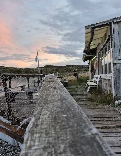 Excursões a Bordo do Veleiro Ksar – Ushuaia, Tierra do Fogo Descubra as incríveis experiências de navegação no Canal Beagle com o veleiro Ksar, o barco mais aconchegante e seguro para explorar o “Fim do Mundo”. Oferecemos diversas excursões e expedições personalizadas para todos os gostos, unindo aventura, conforto e contato direto com a natureza patagônica. Navegação Full Day pelo Canal Beagle Embarque em uma travessia inesquecível de 6 horas pelo Canal Beagle, explorando paisagens deslumbrantes da Baía de Ushuaia e da Tierra do Fogo. Navegue a bordo do veleiro Ksar em uma aventura à vela para observar lobos-marinhos, aves marinhas e o icônico Farol Les Éclaireurs. Inclui um trekking e almoço a bordo nas belas Ilhas Bridges, garantindo uma imersão completa na natureza local. Duração: 6 horas Destaques: Lobos-marinhos, aves, Farol Les Éclaireurs, trekking, almoço a bordo Vagas limitadas – navegação personalizada Navegação Noturna no Veleiro Ksar Viva a experiência única de passar uma noite navegando pelo Canal Beagle. Partimos de Ushuaia em direção aos destinos mais extraordinários, como a Ilha dos Lobos, o Farol Les Éclaireurs e as Ilhas Bridges. Desfrute de um dia completo de navegação com paisagens impressionantes, seguido de jantar sob as estrelas e pernoite em um ambiente mágico nas Ilhas Bridges. Acorde com um nascer do sol espetacular no Canal Beagle e conecte-se profundamente com a natureza da Tierra do Fogo. Inclui: jantar, café da manhã e bebidas Experiência única, vagas limitadas – navegação personalizada Expedição Paso Guaraní – Almanza (3 dias / 2 noites) Explore o “Fim do Mundo” em uma expedição completa de 3 dias e 2 noites a bordo do veleiro Ksar. Saindo de Ushuaia, navegue até a Ilha dos Lobos, o Farol Les Éclaireurs e as Ilhas Bridges, com avistamentos incríveis de lobos-marinhos, pinguins e aves locais. Aventure-se em trekkings emocionantes e desfrute de jantares sob um céu estrelado patagônico. Todas as refeições e bebidas estão incluídas, e nosso dedicado time garante uma experiência confortável e segura. Ideal para: aventureiros e amantes da natureza Possibilidade de retorno por terra, visitando a Rota dos Lagos e pontos icônicos da Rota 3 Expedições Personalizadas em Veleiro Oferecemos expedições sob medida para que você possa explorar o Canal Beagle e seus arredores de acordo com suas preferências. São opções para todos os níveis e interesses: travessias curtas de 1 a 3 dias, expedições mais longas de até 15 dias e até clínicas de vela para aprender e aperfeiçoar suas habilidades enquanto navega por águas patagônicas. Atividades Complementares Além da navegação, o veleiro Ksar apoia atividades como mergulho, kayak, stand-up paddle, fotografia e trekking, garantindo uma logística exclusiva para seu esporte ou hobby favorito. Também realizamos expedições científicas para contribuir com o conhecimento do ecossistema local. Destinos Exclusivos Explore lugares únicos como Puerto Almanza, Isla Redonda, Farol Les Éclaireurs, Paso Guaraní, Islas Bridges, Península Mitre, Isla de los Estados, fiordes e glaciares, até chegar ao emblemático Cabo de Hornos. O veleiro Ksar, modelo Joshua de 40 pés, combina elegância e conforto, equipado com as melhores condições de segurança para que sua aventura seja tranquila e inesquecível. Reserve sua viagem agora e viva uma experiência única no Canal Beagle a bordo do veleiro Ksar, o seu melhor companheiro para descobrir a magia e a beleza do Fin do Mundo!
