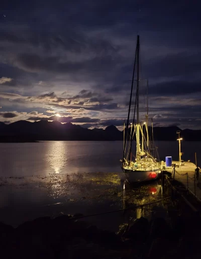 Excursões a Bordo do Veleiro Ksar – Ushuaia, Tierra do Fogo Descubra as incríveis experiências de navegação no Canal Beagle com o veleiro Ksar, o barco mais aconchegante e seguro para explorar o “Fim do Mundo”. Oferecemos diversas excursões e expedições personalizadas para todos os gostos, unindo aventura, conforto e contato direto com a natureza patagônica. Navegação Full Day pelo Canal Beagle Embarque em uma travessia inesquecível de 6 horas pelo Canal Beagle, explorando paisagens deslumbrantes da Baía de Ushuaia e da Tierra do Fogo. Navegue a bordo do veleiro Ksar em uma aventura à vela para observar lobos-marinhos, aves marinhas e o icônico Farol Les Éclaireurs. Inclui um trekking e almoço a bordo nas belas Ilhas Bridges, garantindo uma imersão completa na natureza local. Duração: 6 horas Destaques: Lobos-marinhos, aves, Farol Les Éclaireurs, trekking, almoço a bordo Vagas limitadas – navegação personalizada Navegação Noturna no Veleiro Ksar Viva a experiência única de passar uma noite navegando pelo Canal Beagle. Partimos de Ushuaia em direção aos destinos mais extraordinários, como a Ilha dos Lobos, o Farol Les Éclaireurs e as Ilhas Bridges. Desfrute de um dia completo de navegação com paisagens impressionantes, seguido de jantar sob as estrelas e pernoite em um ambiente mágico nas Ilhas Bridges. Acorde com um nascer do sol espetacular no Canal Beagle e conecte-se profundamente com a natureza da Tierra do Fogo. Inclui: jantar, café da manhã e bebidas Experiência única, vagas limitadas – navegação personalizada Expedição Paso Guaraní – Almanza (3 dias / 2 noites) Explore o “Fim do Mundo” em uma expedição completa de 3 dias e 2 noites a bordo do veleiro Ksar. Saindo de Ushuaia, navegue até a Ilha dos Lobos, o Farol Les Éclaireurs e as Ilhas Bridges, com avistamentos incríveis de lobos-marinhos, pinguins e aves locais. Aventure-se em trekkings emocionantes e desfrute de jantares sob um céu estrelado patagônico. Todas as refeições e bebidas estão incluídas, e nosso dedicado time garante uma experiência confortável e segura. Ideal para: aventureiros e amantes da natureza Possibilidade de retorno por terra, visitando a Rota dos Lagos e pontos icônicos da Rota 3 Expedições Personalizadas em Veleiro Oferecemos expedições sob medida para que você possa explorar o Canal Beagle e seus arredores de acordo com suas preferências. São opções para todos os níveis e interesses: travessias curtas de 1 a 3 dias, expedições mais longas de até 15 dias e até clínicas de vela para aprender e aperfeiçoar suas habilidades enquanto navega por águas patagônicas. Atividades Complementares Além da navegação, o veleiro Ksar apoia atividades como mergulho, kayak, stand-up paddle, fotografia e trekking, garantindo uma logística exclusiva para seu esporte ou hobby favorito. Também realizamos expedições científicas para contribuir com o conhecimento do ecossistema local. Destinos Exclusivos Explore lugares únicos como Puerto Almanza, Isla Redonda, Farol Les Éclaireurs, Paso Guaraní, Islas Bridges, Península Mitre, Isla de los Estados, fiordes e glaciares, até chegar ao emblemático Cabo de Hornos. O veleiro Ksar, modelo Joshua de 40 pés, combina elegância e conforto, equipado com as melhores condições de segurança para que sua aventura seja tranquila e inesquecível. Reserve sua viagem agora e viva uma experiência única no Canal Beagle a bordo do veleiro Ksar, o seu melhor companheiro para descobrir a magia e a beleza do Fin do Mundo!