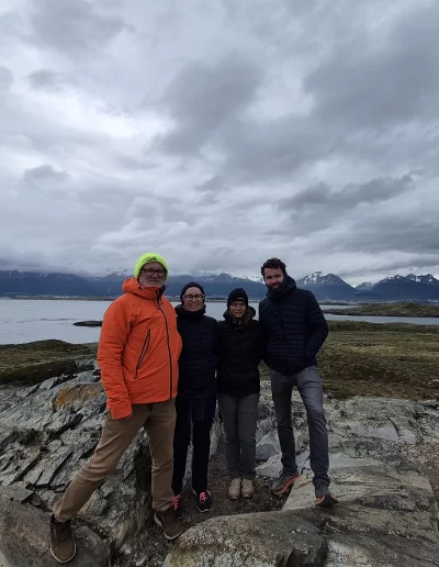 Excursões a Bordo do Veleiro Ksar – Ushuaia, Tierra do Fogo Descubra as incríveis experiências de navegação no Canal Beagle com o veleiro Ksar, o barco mais aconchegante e seguro para explorar o “Fim do Mundo”. Oferecemos diversas excursões e expedições personalizadas para todos os gostos, unindo aventura, conforto e contato direto com a natureza patagônica. Navegação Full Day pelo Canal Beagle Embarque em uma travessia inesquecível de 6 horas pelo Canal Beagle, explorando paisagens deslumbrantes da Baía de Ushuaia e da Tierra do Fogo. Navegue a bordo do veleiro Ksar em uma aventura à vela para observar lobos-marinhos, aves marinhas e o icônico Farol Les Éclaireurs. Inclui um trekking e almoço a bordo nas belas Ilhas Bridges, garantindo uma imersão completa na natureza local. Duração: 6 horas Destaques: Lobos-marinhos, aves, Farol Les Éclaireurs, trekking, almoço a bordo Vagas limitadas – navegação personalizada Navegação Noturna no Veleiro Ksar Viva a experiência única de passar uma noite navegando pelo Canal Beagle. Partimos de Ushuaia em direção aos destinos mais extraordinários, como a Ilha dos Lobos, o Farol Les Éclaireurs e as Ilhas Bridges. Desfrute de um dia completo de navegação com paisagens impressionantes, seguido de jantar sob as estrelas e pernoite em um ambiente mágico nas Ilhas Bridges. Acorde com um nascer do sol espetacular no Canal Beagle e conecte-se profundamente com a natureza da Tierra do Fogo. Inclui: jantar, café da manhã e bebidas Experiência única, vagas limitadas – navegação personalizada Expedição Paso Guaraní – Almanza (3 dias / 2 noites) Explore o “Fim do Mundo” em uma expedição completa de 3 dias e 2 noites a bordo do veleiro Ksar. Saindo de Ushuaia, navegue até a Ilha dos Lobos, o Farol Les Éclaireurs e as Ilhas Bridges, com avistamentos incríveis de lobos-marinhos, pinguins e aves locais. Aventure-se em trekkings emocionantes e desfrute de jantares sob um céu estrelado patagônico. Todas as refeições e bebidas estão incluídas, e nosso dedicado time garante uma experiência confortável e segura. Ideal para: aventureiros e amantes da natureza Possibilidade de retorno por terra, visitando a Rota dos Lagos e pontos icônicos da Rota 3 Expedições Personalizadas em Veleiro Oferecemos expedições sob medida para que você possa explorar o Canal Beagle e seus arredores de acordo com suas preferências. São opções para todos os níveis e interesses: travessias curtas de 1 a 3 dias, expedições mais longas de até 15 dias e até clínicas de vela para aprender e aperfeiçoar suas habilidades enquanto navega por águas patagônicas. Atividades Complementares Além da navegação, o veleiro Ksar apoia atividades como mergulho, kayak, stand-up paddle, fotografia e trekking, garantindo uma logística exclusiva para seu esporte ou hobby favorito. Também realizamos expedições científicas para contribuir com o conhecimento do ecossistema local. Destinos Exclusivos Explore lugares únicos como Puerto Almanza, Isla Redonda, Farol Les Éclaireurs, Paso Guaraní, Islas Bridges, Península Mitre, Isla de los Estados, fiordes e glaciares, até chegar ao emblemático Cabo de Hornos. O veleiro Ksar, modelo Joshua de 40 pés, combina elegância e conforto, equipado com as melhores condições de segurança para que sua aventura seja tranquila e inesquecível. Reserve sua viagem agora e viva uma experiência única no Canal Beagle a bordo do veleiro Ksar, o seu melhor companheiro para descobrir a magia e a beleza do Fin do Mundo!