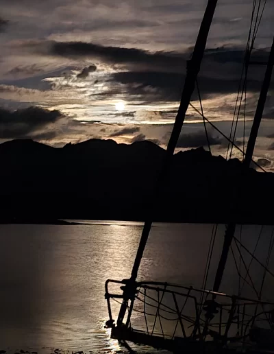 Excursões a Bordo do Veleiro Ksar – Ushuaia, Tierra do Fogo Descubra as incríveis experiências de navegação no Canal Beagle com o veleiro Ksar, o barco mais aconchegante e seguro para explorar o “Fim do Mundo”. Oferecemos diversas excursões e expedições personalizadas para todos os gostos, unindo aventura, conforto e contato direto com a natureza patagônica. Navegação Full Day pelo Canal Beagle Embarque em uma travessia inesquecível de 6 horas pelo Canal Beagle, explorando paisagens deslumbrantes da Baía de Ushuaia e da Tierra do Fogo. Navegue a bordo do veleiro Ksar em uma aventura à vela para observar lobos-marinhos, aves marinhas e o icônico Farol Les Éclaireurs. Inclui um trekking e almoço a bordo nas belas Ilhas Bridges, garantindo uma imersão completa na natureza local. Duração: 6 horas Destaques: Lobos-marinhos, aves, Farol Les Éclaireurs, trekking, almoço a bordo Vagas limitadas – navegação personalizada Navegação Noturna no Veleiro Ksar Viva a experiência única de passar uma noite navegando pelo Canal Beagle. Partimos de Ushuaia em direção aos destinos mais extraordinários, como a Ilha dos Lobos, o Farol Les Éclaireurs e as Ilhas Bridges. Desfrute de um dia completo de navegação com paisagens impressionantes, seguido de jantar sob as estrelas e pernoite em um ambiente mágico nas Ilhas Bridges. Acorde com um nascer do sol espetacular no Canal Beagle e conecte-se profundamente com a natureza da Tierra do Fogo. Inclui: jantar, café da manhã e bebidas Experiência única, vagas limitadas – navegação personalizada Expedição Paso Guaraní – Almanza (3 dias / 2 noites) Explore o “Fim do Mundo” em uma expedição completa de 3 dias e 2 noites a bordo do veleiro Ksar. Saindo de Ushuaia, navegue até a Ilha dos Lobos, o Farol Les Éclaireurs e as Ilhas Bridges, com avistamentos incríveis de lobos-marinhos, pinguins e aves locais. Aventure-se em trekkings emocionantes e desfrute de jantares sob um céu estrelado patagônico. Todas as refeições e bebidas estão incluídas, e nosso dedicado time garante uma experiência confortável e segura. Ideal para: aventureiros e amantes da natureza Possibilidade de retorno por terra, visitando a Rota dos Lagos e pontos icônicos da Rota 3 Expedições Personalizadas em Veleiro Oferecemos expedições sob medida para que você possa explorar o Canal Beagle e seus arredores de acordo com suas preferências. São opções para todos os níveis e interesses: travessias curtas de 1 a 3 dias, expedições mais longas de até 15 dias e até clínicas de vela para aprender e aperfeiçoar suas habilidades enquanto navega por águas patagônicas. Atividades Complementares Além da navegação, o veleiro Ksar apoia atividades como mergulho, kayak, stand-up paddle, fotografia e trekking, garantindo uma logística exclusiva para seu esporte ou hobby favorito. Também realizamos expedições científicas para contribuir com o conhecimento do ecossistema local. Destinos Exclusivos Explore lugares únicos como Puerto Almanza, Isla Redonda, Farol Les Éclaireurs, Paso Guaraní, Islas Bridges, Península Mitre, Isla de los Estados, fiordes e glaciares, até chegar ao emblemático Cabo de Hornos. O veleiro Ksar, modelo Joshua de 40 pés, combina elegância e conforto, equipado com as melhores condições de segurança para que sua aventura seja tranquila e inesquecível. Reserve sua viagem agora e viva uma experiência única no Canal Beagle a bordo do veleiro Ksar, o seu melhor companheiro para descobrir a magia e a beleza do Fin do Mundo!