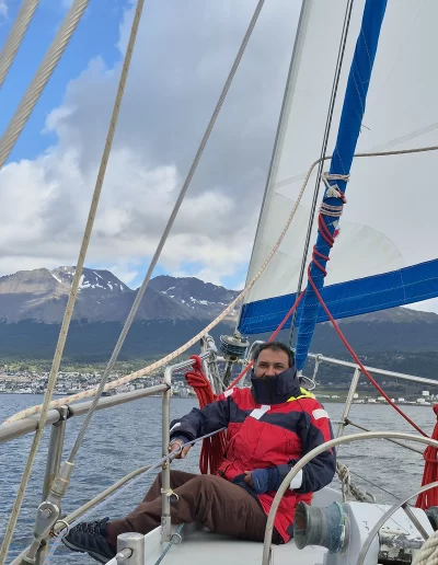 Excursões a Bordo do Veleiro Ksar – Ushuaia, Tierra do Fogo Descubra as incríveis experiências de navegação no Canal Beagle com o veleiro Ksar, o barco mais aconchegante e seguro para explorar o “Fim do Mundo”. Oferecemos diversas excursões e expedições personalizadas para todos os gostos, unindo aventura, conforto e contato direto com a natureza patagônica. Navegação Full Day pelo Canal Beagle Embarque em uma travessia inesquecível de 6 horas pelo Canal Beagle, explorando paisagens deslumbrantes da Baía de Ushuaia e da Tierra do Fogo. Navegue a bordo do veleiro Ksar em uma aventura à vela para observar lobos-marinhos, aves marinhas e o icônico Farol Les Éclaireurs. Inclui um trekking e almoço a bordo nas belas Ilhas Bridges, garantindo uma imersão completa na natureza local. Duração: 6 horas Destaques: Lobos-marinhos, aves, Farol Les Éclaireurs, trekking, almoço a bordo Vagas limitadas – navegação personalizada Navegação Noturna no Veleiro Ksar Viva a experiência única de passar uma noite navegando pelo Canal Beagle. Partimos de Ushuaia em direção aos destinos mais extraordinários, como a Ilha dos Lobos, o Farol Les Éclaireurs e as Ilhas Bridges. Desfrute de um dia completo de navegação com paisagens impressionantes, seguido de jantar sob as estrelas e pernoite em um ambiente mágico nas Ilhas Bridges. Acorde com um nascer do sol espetacular no Canal Beagle e conecte-se profundamente com a natureza da Tierra do Fogo. Inclui: jantar, café da manhã e bebidas Experiência única, vagas limitadas – navegação personalizada Expedição Paso Guaraní – Almanza (3 dias / 2 noites) Explore o “Fim do Mundo” em uma expedição completa de 3 dias e 2 noites a bordo do veleiro Ksar. Saindo de Ushuaia, navegue até a Ilha dos Lobos, o Farol Les Éclaireurs e as Ilhas Bridges, com avistamentos incríveis de lobos-marinhos, pinguins e aves locais. Aventure-se em trekkings emocionantes e desfrute de jantares sob um céu estrelado patagônico. Todas as refeições e bebidas estão incluídas, e nosso dedicado time garante uma experiência confortável e segura. Ideal para: aventureiros e amantes da natureza Possibilidade de retorno por terra, visitando a Rota dos Lagos e pontos icônicos da Rota 3 Expedições Personalizadas em Veleiro Oferecemos expedições sob medida para que você possa explorar o Canal Beagle e seus arredores de acordo com suas preferências. São opções para todos os níveis e interesses: travessias curtas de 1 a 3 dias, expedições mais longas de até 15 dias e até clínicas de vela para aprender e aperfeiçoar suas habilidades enquanto navega por águas patagônicas. Atividades Complementares Além da navegação, o veleiro Ksar apoia atividades como mergulho, kayak, stand-up paddle, fotografia e trekking, garantindo uma logística exclusiva para seu esporte ou hobby favorito. Também realizamos expedições científicas para contribuir com o conhecimento do ecossistema local. Destinos Exclusivos Explore lugares únicos como Puerto Almanza, Isla Redonda, Farol Les Éclaireurs, Paso Guaraní, Islas Bridges, Península Mitre, Isla de los Estados, fiordes e glaciares, até chegar ao emblemático Cabo de Hornos. O veleiro Ksar, modelo Joshua de 40 pés, combina elegância e conforto, equipado com as melhores condições de segurança para que sua aventura seja tranquila e inesquecível. Reserve sua viagem agora e viva uma experiência única no Canal Beagle a bordo do veleiro Ksar, o seu melhor companheiro para descobrir a magia e a beleza do Fin do Mundo!