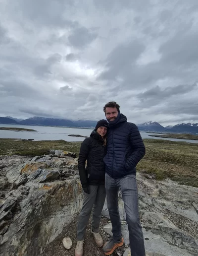 Excursões a Bordo do Veleiro Ksar – Ushuaia, Tierra do Fogo Descubra as incríveis experiências de navegação no Canal Beagle com o veleiro Ksar, o barco mais aconchegante e seguro para explorar o “Fim do Mundo”. Oferecemos diversas excursões e expedições personalizadas para todos os gostos, unindo aventura, conforto e contato direto com a natureza patagônica. Navegação Full Day pelo Canal Beagle Embarque em uma travessia inesquecível de 6 horas pelo Canal Beagle, explorando paisagens deslumbrantes da Baía de Ushuaia e da Tierra do Fogo. Navegue a bordo do veleiro Ksar em uma aventura à vela para observar lobos-marinhos, aves marinhas e o icônico Farol Les Éclaireurs. Inclui um trekking e almoço a bordo nas belas Ilhas Bridges, garantindo uma imersão completa na natureza local. Duração: 6 horas Destaques: Lobos-marinhos, aves, Farol Les Éclaireurs, trekking, almoço a bordo Vagas limitadas – navegação personalizada Navegação Noturna no Veleiro Ksar Viva a experiência única de passar uma noite navegando pelo Canal Beagle. Partimos de Ushuaia em direção aos destinos mais extraordinários, como a Ilha dos Lobos, o Farol Les Éclaireurs e as Ilhas Bridges. Desfrute de um dia completo de navegação com paisagens impressionantes, seguido de jantar sob as estrelas e pernoite em um ambiente mágico nas Ilhas Bridges. Acorde com um nascer do sol espetacular no Canal Beagle e conecte-se profundamente com a natureza da Tierra do Fogo. Inclui: jantar, café da manhã e bebidas Experiência única, vagas limitadas – navegação personalizada Expedição Paso Guaraní – Almanza (3 dias / 2 noites) Explore o “Fim do Mundo” em uma expedição completa de 3 dias e 2 noites a bordo do veleiro Ksar. Saindo de Ushuaia, navegue até a Ilha dos Lobos, o Farol Les Éclaireurs e as Ilhas Bridges, com avistamentos incríveis de lobos-marinhos, pinguins e aves locais. Aventure-se em trekkings emocionantes e desfrute de jantares sob um céu estrelado patagônico. Todas as refeições e bebidas estão incluídas, e nosso dedicado time garante uma experiência confortável e segura. Ideal para: aventureiros e amantes da natureza Possibilidade de retorno por terra, visitando a Rota dos Lagos e pontos icônicos da Rota 3 Expedições Personalizadas em Veleiro Oferecemos expedições sob medida para que você possa explorar o Canal Beagle e seus arredores de acordo com suas preferências. São opções para todos os níveis e interesses: travessias curtas de 1 a 3 dias, expedições mais longas de até 15 dias e até clínicas de vela para aprender e aperfeiçoar suas habilidades enquanto navega por águas patagônicas. Atividades Complementares Além da navegação, o veleiro Ksar apoia atividades como mergulho, kayak, stand-up paddle, fotografia e trekking, garantindo uma logística exclusiva para seu esporte ou hobby favorito. Também realizamos expedições científicas para contribuir com o conhecimento do ecossistema local. Destinos Exclusivos Explore lugares únicos como Puerto Almanza, Isla Redonda, Farol Les Éclaireurs, Paso Guaraní, Islas Bridges, Península Mitre, Isla de los Estados, fiordes e glaciares, até chegar ao emblemático Cabo de Hornos. O veleiro Ksar, modelo Joshua de 40 pés, combina elegância e conforto, equipado com as melhores condições de segurança para que sua aventura seja tranquila e inesquecível. Reserve sua viagem agora e viva uma experiência única no Canal Beagle a bordo do veleiro Ksar, o seu melhor companheiro para descobrir a magia e a beleza do Fin do Mundo!