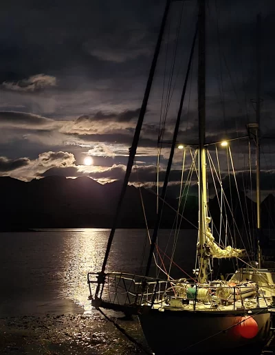 Excursões a Bordo do Veleiro Ksar – Ushuaia, Tierra do Fogo Descubra as incríveis experiências de navegação no Canal Beagle com o veleiro Ksar, o barco mais aconchegante e seguro para explorar o “Fim do Mundo”. Oferecemos diversas excursões e expedições personalizadas para todos os gostos, unindo aventura, conforto e contato direto com a natureza patagônica. Navegação Full Day pelo Canal Beagle Embarque em uma travessia inesquecível de 6 horas pelo Canal Beagle, explorando paisagens deslumbrantes da Baía de Ushuaia e da Tierra do Fogo. Navegue a bordo do veleiro Ksar em uma aventura à vela para observar lobos-marinhos, aves marinhas e o icônico Farol Les Éclaireurs. Inclui um trekking e almoço a bordo nas belas Ilhas Bridges, garantindo uma imersão completa na natureza local. Duração: 6 horas Destaques: Lobos-marinhos, aves, Farol Les Éclaireurs, trekking, almoço a bordo Vagas limitadas – navegação personalizada Navegação Noturna no Veleiro Ksar Viva a experiência única de passar uma noite navegando pelo Canal Beagle. Partimos de Ushuaia em direção aos destinos mais extraordinários, como a Ilha dos Lobos, o Farol Les Éclaireurs e as Ilhas Bridges. Desfrute de um dia completo de navegação com paisagens impressionantes, seguido de jantar sob as estrelas e pernoite em um ambiente mágico nas Ilhas Bridges. Acorde com um nascer do sol espetacular no Canal Beagle e conecte-se profundamente com a natureza da Tierra do Fogo. Inclui: jantar, café da manhã e bebidas Experiência única, vagas limitadas – navegação personalizada Expedição Paso Guaraní – Almanza (3 dias / 2 noites) Explore o “Fim do Mundo” em uma expedição completa de 3 dias e 2 noites a bordo do veleiro Ksar. Saindo de Ushuaia, navegue até a Ilha dos Lobos, o Farol Les Éclaireurs e as Ilhas Bridges, com avistamentos incríveis de lobos-marinhos, pinguins e aves locais. Aventure-se em trekkings emocionantes e desfrute de jantares sob um céu estrelado patagônico. Todas as refeições e bebidas estão incluídas, e nosso dedicado time garante uma experiência confortável e segura. Ideal para: aventureiros e amantes da natureza Possibilidade de retorno por terra, visitando a Rota dos Lagos e pontos icônicos da Rota 3 Expedições Personalizadas em Veleiro Oferecemos expedições sob medida para que você possa explorar o Canal Beagle e seus arredores de acordo com suas preferências. São opções para todos os níveis e interesses: travessias curtas de 1 a 3 dias, expedições mais longas de até 15 dias e até clínicas de vela para aprender e aperfeiçoar suas habilidades enquanto navega por águas patagônicas. Atividades Complementares Além da navegação, o veleiro Ksar apoia atividades como mergulho, kayak, stand-up paddle, fotografia e trekking, garantindo uma logística exclusiva para seu esporte ou hobby favorito. Também realizamos expedições científicas para contribuir com o conhecimento do ecossistema local. Destinos Exclusivos Explore lugares únicos como Puerto Almanza, Isla Redonda, Farol Les Éclaireurs, Paso Guaraní, Islas Bridges, Península Mitre, Isla de los Estados, fiordes e glaciares, até chegar ao emblemático Cabo de Hornos. O veleiro Ksar, modelo Joshua de 40 pés, combina elegância e conforto, equipado com as melhores condições de segurança para que sua aventura seja tranquila e inesquecível. Reserve sua viagem agora e viva uma experiência única no Canal Beagle a bordo do veleiro Ksar, o seu melhor companheiro para descobrir a magia e a beleza do Fin do Mundo!