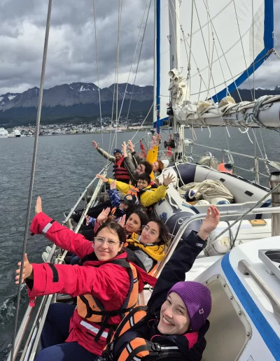Excursões a Bordo do Veleiro Ksar – Ushuaia, Tierra do Fogo Descubra as incríveis experiências de navegação no Canal Beagle com o veleiro Ksar, o barco mais aconchegante e seguro para explorar o “Fim do Mundo”. Oferecemos diversas excursões e expedições personalizadas para todos os gostos, unindo aventura, conforto e contato direto com a natureza patagônica. Navegação Full Day pelo Canal Beagle Embarque em uma travessia inesquecível de 6 horas pelo Canal Beagle, explorando paisagens deslumbrantes da Baía de Ushuaia e da Tierra do Fogo. Navegue a bordo do veleiro Ksar em uma aventura à vela para observar lobos-marinhos, aves marinhas e o icônico Farol Les Éclaireurs. Inclui um trekking e almoço a bordo nas belas Ilhas Bridges, garantindo uma imersão completa na natureza local. Duração: 6 horas Destaques: Lobos-marinhos, aves, Farol Les Éclaireurs, trekking, almoço a bordo Vagas limitadas – navegação personalizada Navegação Noturna no Veleiro Ksar Viva a experiência única de passar uma noite navegando pelo Canal Beagle. Partimos de Ushuaia em direção aos destinos mais extraordinários, como a Ilha dos Lobos, o Farol Les Éclaireurs e as Ilhas Bridges. Desfrute de um dia completo de navegação com paisagens impressionantes, seguido de jantar sob as estrelas e pernoite em um ambiente mágico nas Ilhas Bridges. Acorde com um nascer do sol espetacular no Canal Beagle e conecte-se profundamente com a natureza da Tierra do Fogo. Inclui: jantar, café da manhã e bebidas Experiência única, vagas limitadas – navegação personalizada Expedição Paso Guaraní – Almanza (3 dias / 2 noites) Explore o “Fim do Mundo” em uma expedição completa de 3 dias e 2 noites a bordo do veleiro Ksar. Saindo de Ushuaia, navegue até a Ilha dos Lobos, o Farol Les Éclaireurs e as Ilhas Bridges, com avistamentos incríveis de lobos-marinhos, pinguins e aves locais. Aventure-se em trekkings emocionantes e desfrute de jantares sob um céu estrelado patagônico. Todas as refeições e bebidas estão incluídas, e nosso dedicado time garante uma experiência confortável e segura. Ideal para: aventureiros e amantes da natureza Possibilidade de retorno por terra, visitando a Rota dos Lagos e pontos icônicos da Rota 3 Expedições Personalizadas em Veleiro Oferecemos expedições sob medida para que você possa explorar o Canal Beagle e seus arredores de acordo com suas preferências. São opções para todos os níveis e interesses: travessias curtas de 1 a 3 dias, expedições mais longas de até 15 dias e até clínicas de vela para aprender e aperfeiçoar suas habilidades enquanto navega por águas patagônicas. Atividades Complementares Além da navegação, o veleiro Ksar apoia atividades como mergulho, kayak, stand-up paddle, fotografia e trekking, garantindo uma logística exclusiva para seu esporte ou hobby favorito. Também realizamos expedições científicas para contribuir com o conhecimento do ecossistema local. Destinos Exclusivos Explore lugares únicos como Puerto Almanza, Isla Redonda, Farol Les Éclaireurs, Paso Guaraní, Islas Bridges, Península Mitre, Isla de los Estados, fiordes e glaciares, até chegar ao emblemático Cabo de Hornos. O veleiro Ksar, modelo Joshua de 40 pés, combina elegância e conforto, equipado com as melhores condições de segurança para que sua aventura seja tranquila e inesquecível. Reserve sua viagem agora e viva uma experiência única no Canal Beagle a bordo do veleiro Ksar, o seu melhor companheiro para descobrir a magia e a beleza do Fin do Mundo!