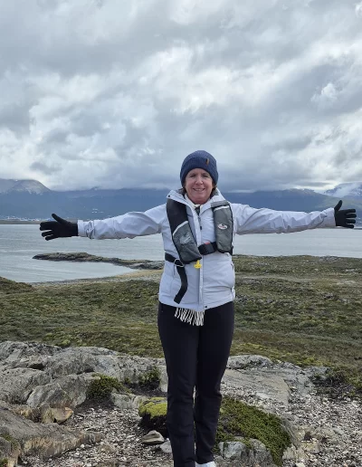 Excursões a Bordo do Veleiro Ksar – Ushuaia, Tierra do Fogo Descubra as incríveis experiências de navegação no Canal Beagle com o veleiro Ksar, o barco mais aconchegante e seguro para explorar o “Fim do Mundo”. Oferecemos diversas excursões e expedições personalizadas para todos os gostos, unindo aventura, conforto e contato direto com a natureza patagônica. Navegação Full Day pelo Canal Beagle Embarque em uma travessia inesquecível de 6 horas pelo Canal Beagle, explorando paisagens deslumbrantes da Baía de Ushuaia e da Tierra do Fogo. Navegue a bordo do veleiro Ksar em uma aventura à vela para observar lobos-marinhos, aves marinhas e o icônico Farol Les Éclaireurs. Inclui um trekking e almoço a bordo nas belas Ilhas Bridges, garantindo uma imersão completa na natureza local. Duração: 6 horas Destaques: Lobos-marinhos, aves, Farol Les Éclaireurs, trekking, almoço a bordo Vagas limitadas – navegação personalizada Navegação Noturna no Veleiro Ksar Viva a experiência única de passar uma noite navegando pelo Canal Beagle. Partimos de Ushuaia em direção aos destinos mais extraordinários, como a Ilha dos Lobos, o Farol Les Éclaireurs e as Ilhas Bridges. Desfrute de um dia completo de navegação com paisagens impressionantes, seguido de jantar sob as estrelas e pernoite em um ambiente mágico nas Ilhas Bridges. Acorde com um nascer do sol espetacular no Canal Beagle e conecte-se profundamente com a natureza da Tierra do Fogo. Inclui: jantar, café da manhã e bebidas Experiência única, vagas limitadas – navegação personalizada Expedição Paso Guaraní – Almanza (3 dias / 2 noites) Explore o “Fim do Mundo” em uma expedição completa de 3 dias e 2 noites a bordo do veleiro Ksar. Saindo de Ushuaia, navegue até a Ilha dos Lobos, o Farol Les Éclaireurs e as Ilhas Bridges, com avistamentos incríveis de lobos-marinhos, pinguins e aves locais. Aventure-se em trekkings emocionantes e desfrute de jantares sob um céu estrelado patagônico. Todas as refeições e bebidas estão incluídas, e nosso dedicado time garante uma experiência confortável e segura. Ideal para: aventureiros e amantes da natureza Possibilidade de retorno por terra, visitando a Rota dos Lagos e pontos icônicos da Rota 3 Expedições Personalizadas em Veleiro Oferecemos expedições sob medida para que você possa explorar o Canal Beagle e seus arredores de acordo com suas preferências. São opções para todos os níveis e interesses: travessias curtas de 1 a 3 dias, expedições mais longas de até 15 dias e até clínicas de vela para aprender e aperfeiçoar suas habilidades enquanto navega por águas patagônicas. Atividades Complementares Além da navegação, o veleiro Ksar apoia atividades como mergulho, kayak, stand-up paddle, fotografia e trekking, garantindo uma logística exclusiva para seu esporte ou hobby favorito. Também realizamos expedições científicas para contribuir com o conhecimento do ecossistema local. Destinos Exclusivos Explore lugares únicos como Puerto Almanza, Isla Redonda, Farol Les Éclaireurs, Paso Guaraní, Islas Bridges, Península Mitre, Isla de los Estados, fiordes e glaciares, até chegar ao emblemático Cabo de Hornos. O veleiro Ksar, modelo Joshua de 40 pés, combina elegância e conforto, equipado com as melhores condições de segurança para que sua aventura seja tranquila e inesquecível. Reserve sua viagem agora e viva uma experiência única no Canal Beagle a bordo do veleiro Ksar, o seu melhor companheiro para descobrir a magia e a beleza do Fin do Mundo!