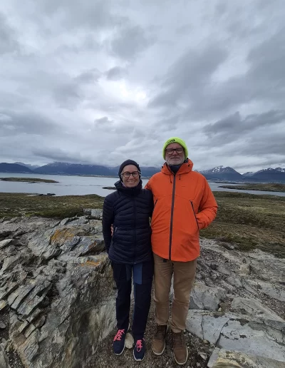 Excursões a Bordo do Veleiro Ksar – Ushuaia, Tierra do Fogo Descubra as incríveis experiências de navegação no Canal Beagle com o veleiro Ksar, o barco mais aconchegante e seguro para explorar o “Fim do Mundo”. Oferecemos diversas excursões e expedições personalizadas para todos os gostos, unindo aventura, conforto e contato direto com a natureza patagônica. Navegação Full Day pelo Canal Beagle Embarque em uma travessia inesquecível de 6 horas pelo Canal Beagle, explorando paisagens deslumbrantes da Baía de Ushuaia e da Tierra do Fogo. Navegue a bordo do veleiro Ksar em uma aventura à vela para observar lobos-marinhos, aves marinhas e o icônico Farol Les Éclaireurs. Inclui um trekking e almoço a bordo nas belas Ilhas Bridges, garantindo uma imersão completa na natureza local. Duração: 6 horas Destaques: Lobos-marinhos, aves, Farol Les Éclaireurs, trekking, almoço a bordo Vagas limitadas – navegação personalizada Navegação Noturna no Veleiro Ksar Viva a experiência única de passar uma noite navegando pelo Canal Beagle. Partimos de Ushuaia em direção aos destinos mais extraordinários, como a Ilha dos Lobos, o Farol Les Éclaireurs e as Ilhas Bridges. Desfrute de um dia completo de navegação com paisagens impressionantes, seguido de jantar sob as estrelas e pernoite em um ambiente mágico nas Ilhas Bridges. Acorde com um nascer do sol espetacular no Canal Beagle e conecte-se profundamente com a natureza da Tierra do Fogo. Inclui: jantar, café da manhã e bebidas Experiência única, vagas limitadas – navegação personalizada Expedição Paso Guaraní – Almanza (3 dias / 2 noites) Explore o “Fim do Mundo” em uma expedição completa de 3 dias e 2 noites a bordo do veleiro Ksar. Saindo de Ushuaia, navegue até a Ilha dos Lobos, o Farol Les Éclaireurs e as Ilhas Bridges, com avistamentos incríveis de lobos-marinhos, pinguins e aves locais. Aventure-se em trekkings emocionantes e desfrute de jantares sob um céu estrelado patagônico. Todas as refeições e bebidas estão incluídas, e nosso dedicado time garante uma experiência confortável e segura. Ideal para: aventureiros e amantes da natureza Possibilidade de retorno por terra, visitando a Rota dos Lagos e pontos icônicos da Rota 3 Expedições Personalizadas em Veleiro Oferecemos expedições sob medida para que você possa explorar o Canal Beagle e seus arredores de acordo com suas preferências. São opções para todos os níveis e interesses: travessias curtas de 1 a 3 dias, expedições mais longas de até 15 dias e até clínicas de vela para aprender e aperfeiçoar suas habilidades enquanto navega por águas patagônicas. Atividades Complementares Além da navegação, o veleiro Ksar apoia atividades como mergulho, kayak, stand-up paddle, fotografia e trekking, garantindo uma logística exclusiva para seu esporte ou hobby favorito. Também realizamos expedições científicas para contribuir com o conhecimento do ecossistema local. Destinos Exclusivos Explore lugares únicos como Puerto Almanza, Isla Redonda, Farol Les Éclaireurs, Paso Guaraní, Islas Bridges, Península Mitre, Isla de los Estados, fiordes e glaciares, até chegar ao emblemático Cabo de Hornos. O veleiro Ksar, modelo Joshua de 40 pés, combina elegância e conforto, equipado com as melhores condições de segurança para que sua aventura seja tranquila e inesquecível. Reserve sua viagem agora e viva uma experiência única no Canal Beagle a bordo do veleiro Ksar, o seu melhor companheiro para descobrir a magia e a beleza do Fin do Mundo!