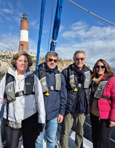 Excursões a Bordo do Veleiro Ksar – Ushuaia, Tierra do Fogo Descubra as incríveis experiências de navegação no Canal Beagle com o veleiro Ksar, o barco mais aconchegante e seguro para explorar o “Fim do Mundo”. Oferecemos diversas excursões e expedições personalizadas para todos os gostos, unindo aventura, conforto e contato direto com a natureza patagônica. Navegação Full Day pelo Canal Beagle Embarque em uma travessia inesquecível de 6 horas pelo Canal Beagle, explorando paisagens deslumbrantes da Baía de Ushuaia e da Tierra do Fogo. Navegue a bordo do veleiro Ksar em uma aventura à vela para observar lobos-marinhos, aves marinhas e o icônico Farol Les Éclaireurs. Inclui um trekking e almoço a bordo nas belas Ilhas Bridges, garantindo uma imersão completa na natureza local. Duração: 6 horas Destaques: Lobos-marinhos, aves, Farol Les Éclaireurs, trekking, almoço a bordo Vagas limitadas – navegação personalizada Navegação Noturna no Veleiro Ksar Viva a experiência única de passar uma noite navegando pelo Canal Beagle. Partimos de Ushuaia em direção aos destinos mais extraordinários, como a Ilha dos Lobos, o Farol Les Éclaireurs e as Ilhas Bridges. Desfrute de um dia completo de navegação com paisagens impressionantes, seguido de jantar sob as estrelas e pernoite em um ambiente mágico nas Ilhas Bridges. Acorde com um nascer do sol espetacular no Canal Beagle e conecte-se profundamente com a natureza da Tierra do Fogo. Inclui: jantar, café da manhã e bebidas Experiência única, vagas limitadas – navegação personalizada Expedição Paso Guaraní – Almanza (3 dias / 2 noites) Explore o “Fim do Mundo” em uma expedição completa de 3 dias e 2 noites a bordo do veleiro Ksar. Saindo de Ushuaia, navegue até a Ilha dos Lobos, o Farol Les Éclaireurs e as Ilhas Bridges, com avistamentos incríveis de lobos-marinhos, pinguins e aves locais. Aventure-se em trekkings emocionantes e desfrute de jantares sob um céu estrelado patagônico. Todas as refeições e bebidas estão incluídas, e nosso dedicado time garante uma experiência confortável e segura. Ideal para: aventureiros e amantes da natureza Possibilidade de retorno por terra, visitando a Rota dos Lagos e pontos icônicos da Rota 3 Expedições Personalizadas em Veleiro Oferecemos expedições sob medida para que você possa explorar o Canal Beagle e seus arredores de acordo com suas preferências. São opções para todos os níveis e interesses: travessias curtas de 1 a 3 dias, expedições mais longas de até 15 dias e até clínicas de vela para aprender e aperfeiçoar suas habilidades enquanto navega por águas patagônicas. Atividades Complementares Além da navegação, o veleiro Ksar apoia atividades como mergulho, kayak, stand-up paddle, fotografia e trekking, garantindo uma logística exclusiva para seu esporte ou hobby favorito. Também realizamos expedições científicas para contribuir com o conhecimento do ecossistema local. Destinos Exclusivos Explore lugares únicos como Puerto Almanza, Isla Redonda, Farol Les Éclaireurs, Paso Guaraní, Islas Bridges, Península Mitre, Isla de los Estados, fiordes e glaciares, até chegar ao emblemático Cabo de Hornos. O veleiro Ksar, modelo Joshua de 40 pés, combina elegância e conforto, equipado com as melhores condições de segurança para que sua aventura seja tranquila e inesquecível. Reserve sua viagem agora e viva uma experiência única no Canal Beagle a bordo do veleiro Ksar, o seu melhor companheiro para descobrir a magia e a beleza do Fin do Mundo!