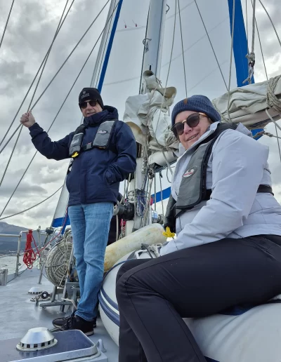 Excursões a Bordo do Veleiro Ksar – Ushuaia, Tierra do Fogo Descubra as incríveis experiências de navegação no Canal Beagle com o veleiro Ksar, o barco mais aconchegante e seguro para explorar o “Fim do Mundo”. Oferecemos diversas excursões e expedições personalizadas para todos os gostos, unindo aventura, conforto e contato direto com a natureza patagônica. Navegação Full Day pelo Canal Beagle Embarque em uma travessia inesquecível de 6 horas pelo Canal Beagle, explorando paisagens deslumbrantes da Baía de Ushuaia e da Tierra do Fogo. Navegue a bordo do veleiro Ksar em uma aventura à vela para observar lobos-marinhos, aves marinhas e o icônico Farol Les Éclaireurs. Inclui um trekking e almoço a bordo nas belas Ilhas Bridges, garantindo uma imersão completa na natureza local. Duração: 6 horas Destaques: Lobos-marinhos, aves, Farol Les Éclaireurs, trekking, almoço a bordo Vagas limitadas – navegação personalizada Navegação Noturna no Veleiro Ksar Viva a experiência única de passar uma noite navegando pelo Canal Beagle. Partimos de Ushuaia em direção aos destinos mais extraordinários, como a Ilha dos Lobos, o Farol Les Éclaireurs e as Ilhas Bridges. Desfrute de um dia completo de navegação com paisagens impressionantes, seguido de jantar sob as estrelas e pernoite em um ambiente mágico nas Ilhas Bridges. Acorde com um nascer do sol espetacular no Canal Beagle e conecte-se profundamente com a natureza da Tierra do Fogo. Inclui: jantar, café da manhã e bebidas Experiência única, vagas limitadas – navegação personalizada Expedição Paso Guaraní – Almanza (3 dias / 2 noites) Explore o “Fim do Mundo” em uma expedição completa de 3 dias e 2 noites a bordo do veleiro Ksar. Saindo de Ushuaia, navegue até a Ilha dos Lobos, o Farol Les Éclaireurs e as Ilhas Bridges, com avistamentos incríveis de lobos-marinhos, pinguins e aves locais. Aventure-se em trekkings emocionantes e desfrute de jantares sob um céu estrelado patagônico. Todas as refeições e bebidas estão incluídas, e nosso dedicado time garante uma experiência confortável e segura. Ideal para: aventureiros e amantes da natureza Possibilidade de retorno por terra, visitando a Rota dos Lagos e pontos icônicos da Rota 3 Expedições Personalizadas em Veleiro Oferecemos expedições sob medida para que você possa explorar o Canal Beagle e seus arredores de acordo com suas preferências. São opções para todos os níveis e interesses: travessias curtas de 1 a 3 dias, expedições mais longas de até 15 dias e até clínicas de vela para aprender e aperfeiçoar suas habilidades enquanto navega por águas patagônicas. Atividades Complementares Além da navegação, o veleiro Ksar apoia atividades como mergulho, kayak, stand-up paddle, fotografia e trekking, garantindo uma logística exclusiva para seu esporte ou hobby favorito. Também realizamos expedições científicas para contribuir com o conhecimento do ecossistema local. Destinos Exclusivos Explore lugares únicos como Puerto Almanza, Isla Redonda, Farol Les Éclaireurs, Paso Guaraní, Islas Bridges, Península Mitre, Isla de los Estados, fiordes e glaciares, até chegar ao emblemático Cabo de Hornos. O veleiro Ksar, modelo Joshua de 40 pés, combina elegância e conforto, equipado com as melhores condições de segurança para que sua aventura seja tranquila e inesquecível. Reserve sua viagem agora e viva uma experiência única no Canal Beagle a bordo do veleiro Ksar, o seu melhor companheiro para descobrir a magia e a beleza do Fin do Mundo!