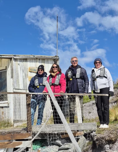 Excursões a Bordo do Veleiro Ksar – Ushuaia, Tierra do Fogo Descubra as incríveis experiências de navegação no Canal Beagle com o veleiro Ksar, o barco mais aconchegante e seguro para explorar o “Fim do Mundo”. Oferecemos diversas excursões e expedições personalizadas para todos os gostos, unindo aventura, conforto e contato direto com a natureza patagônica. Navegação Full Day pelo Canal Beagle Embarque em uma travessia inesquecível de 6 horas pelo Canal Beagle, explorando paisagens deslumbrantes da Baía de Ushuaia e da Tierra do Fogo. Navegue a bordo do veleiro Ksar em uma aventura à vela para observar lobos-marinhos, aves marinhas e o icônico Farol Les Éclaireurs. Inclui um trekking e almoço a bordo nas belas Ilhas Bridges, garantindo uma imersão completa na natureza local. Duração: 6 horas Destaques: Lobos-marinhos, aves, Farol Les Éclaireurs, trekking, almoço a bordo Vagas limitadas – navegação personalizada Navegação Noturna no Veleiro Ksar Viva a experiência única de passar uma noite navegando pelo Canal Beagle. Partimos de Ushuaia em direção aos destinos mais extraordinários, como a Ilha dos Lobos, o Farol Les Éclaireurs e as Ilhas Bridges. Desfrute de um dia completo de navegação com paisagens impressionantes, seguido de jantar sob as estrelas e pernoite em um ambiente mágico nas Ilhas Bridges. Acorde com um nascer do sol espetacular no Canal Beagle e conecte-se profundamente com a natureza da Tierra do Fogo. Inclui: jantar, café da manhã e bebidas Experiência única, vagas limitadas – navegação personalizada Expedição Paso Guaraní – Almanza (3 dias / 2 noites) Explore o “Fim do Mundo” em uma expedição completa de 3 dias e 2 noites a bordo do veleiro Ksar. Saindo de Ushuaia, navegue até a Ilha dos Lobos, o Farol Les Éclaireurs e as Ilhas Bridges, com avistamentos incríveis de lobos-marinhos, pinguins e aves locais. Aventure-se em trekkings emocionantes e desfrute de jantares sob um céu estrelado patagônico. Todas as refeições e bebidas estão incluídas, e nosso dedicado time garante uma experiência confortável e segura. Ideal para: aventureiros e amantes da natureza Possibilidade de retorno por terra, visitando a Rota dos Lagos e pontos icônicos da Rota 3 Expedições Personalizadas em Veleiro Oferecemos expedições sob medida para que você possa explorar o Canal Beagle e seus arredores de acordo com suas preferências. São opções para todos os níveis e interesses: travessias curtas de 1 a 3 dias, expedições mais longas de até 15 dias e até clínicas de vela para aprender e aperfeiçoar suas habilidades enquanto navega por águas patagônicas. Atividades Complementares Além da navegação, o veleiro Ksar apoia atividades como mergulho, kayak, stand-up paddle, fotografia e trekking, garantindo uma logística exclusiva para seu esporte ou hobby favorito. Também realizamos expedições científicas para contribuir com o conhecimento do ecossistema local. Destinos Exclusivos Explore lugares únicos como Puerto Almanza, Isla Redonda, Farol Les Éclaireurs, Paso Guaraní, Islas Bridges, Península Mitre, Isla de los Estados, fiordes e glaciares, até chegar ao emblemático Cabo de Hornos. O veleiro Ksar, modelo Joshua de 40 pés, combina elegância e conforto, equipado com as melhores condições de segurança para que sua aventura seja tranquila e inesquecível. Reserve sua viagem agora e viva uma experiência única no Canal Beagle a bordo do veleiro Ksar, o seu melhor companheiro para descobrir a magia e a beleza do Fin do Mundo!