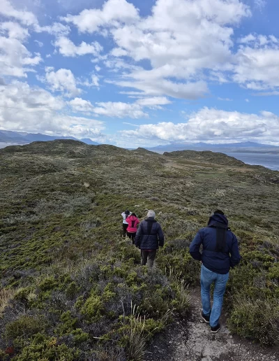 Excursões a Bordo do Veleiro Ksar – Ushuaia, Tierra do Fogo Descubra as incríveis experiências de navegação no Canal Beagle com o veleiro Ksar, o barco mais aconchegante e seguro para explorar o “Fim do Mundo”. Oferecemos diversas excursões e expedições personalizadas para todos os gostos, unindo aventura, conforto e contato direto com a natureza patagônica. Navegação Full Day pelo Canal Beagle Embarque em uma travessia inesquecível de 6 horas pelo Canal Beagle, explorando paisagens deslumbrantes da Baía de Ushuaia e da Tierra do Fogo. Navegue a bordo do veleiro Ksar em uma aventura à vela para observar lobos-marinhos, aves marinhas e o icônico Farol Les Éclaireurs. Inclui um trekking e almoço a bordo nas belas Ilhas Bridges, garantindo uma imersão completa na natureza local. Duração: 6 horas Destaques: Lobos-marinhos, aves, Farol Les Éclaireurs, trekking, almoço a bordo Vagas limitadas – navegação personalizada Navegação Noturna no Veleiro Ksar Viva a experiência única de passar uma noite navegando pelo Canal Beagle. Partimos de Ushuaia em direção aos destinos mais extraordinários, como a Ilha dos Lobos, o Farol Les Éclaireurs e as Ilhas Bridges. Desfrute de um dia completo de navegação com paisagens impressionantes, seguido de jantar sob as estrelas e pernoite em um ambiente mágico nas Ilhas Bridges. Acorde com um nascer do sol espetacular no Canal Beagle e conecte-se profundamente com a natureza da Tierra do Fogo. Inclui: jantar, café da manhã e bebidas Experiência única, vagas limitadas – navegação personalizada Expedição Paso Guaraní – Almanza (3 dias / 2 noites) Explore o “Fim do Mundo” em uma expedição completa de 3 dias e 2 noites a bordo do veleiro Ksar. Saindo de Ushuaia, navegue até a Ilha dos Lobos, o Farol Les Éclaireurs e as Ilhas Bridges, com avistamentos incríveis de lobos-marinhos, pinguins e aves locais. Aventure-se em trekkings emocionantes e desfrute de jantares sob um céu estrelado patagônico. Todas as refeições e bebidas estão incluídas, e nosso dedicado time garante uma experiência confortável e segura. Ideal para: aventureiros e amantes da natureza Possibilidade de retorno por terra, visitando a Rota dos Lagos e pontos icônicos da Rota 3 Expedições Personalizadas em Veleiro Oferecemos expedições sob medida para que você possa explorar o Canal Beagle e seus arredores de acordo com suas preferências. São opções para todos os níveis e interesses: travessias curtas de 1 a 3 dias, expedições mais longas de até 15 dias e até clínicas de vela para aprender e aperfeiçoar suas habilidades enquanto navega por águas patagônicas. Atividades Complementares Além da navegação, o veleiro Ksar apoia atividades como mergulho, kayak, stand-up paddle, fotografia e trekking, garantindo uma logística exclusiva para seu esporte ou hobby favorito. Também realizamos expedições científicas para contribuir com o conhecimento do ecossistema local. Destinos Exclusivos Explore lugares únicos como Puerto Almanza, Isla Redonda, Farol Les Éclaireurs, Paso Guaraní, Islas Bridges, Península Mitre, Isla de los Estados, fiordes e glaciares, até chegar ao emblemático Cabo de Hornos. O veleiro Ksar, modelo Joshua de 40 pés, combina elegância e conforto, equipado com as melhores condições de segurança para que sua aventura seja tranquila e inesquecível. Reserve sua viagem agora e viva uma experiência única no Canal Beagle a bordo do veleiro Ksar, o seu melhor companheiro para descobrir a magia e a beleza do Fin do Mundo!