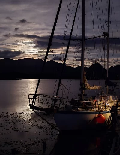 Excursões a Bordo do Veleiro Ksar – Ushuaia, Tierra do Fogo Descubra as incríveis experiências de navegação no Canal Beagle com o veleiro Ksar, o barco mais aconchegante e seguro para explorar o “Fim do Mundo”. Oferecemos diversas excursões e expedições personalizadas para todos os gostos, unindo aventura, conforto e contato direto com a natureza patagônica. Navegação Full Day pelo Canal Beagle Embarque em uma travessia inesquecível de 6 horas pelo Canal Beagle, explorando paisagens deslumbrantes da Baía de Ushuaia e da Tierra do Fogo. Navegue a bordo do veleiro Ksar em uma aventura à vela para observar lobos-marinhos, aves marinhas e o icônico Farol Les Éclaireurs. Inclui um trekking e almoço a bordo nas belas Ilhas Bridges, garantindo uma imersão completa na natureza local. Duração: 6 horas Destaques: Lobos-marinhos, aves, Farol Les Éclaireurs, trekking, almoço a bordo Vagas limitadas – navegação personalizada Navegação Noturna no Veleiro Ksar Viva a experiência única de passar uma noite navegando pelo Canal Beagle. Partimos de Ushuaia em direção aos destinos mais extraordinários, como a Ilha dos Lobos, o Farol Les Éclaireurs e as Ilhas Bridges. Desfrute de um dia completo de navegação com paisagens impressionantes, seguido de jantar sob as estrelas e pernoite em um ambiente mágico nas Ilhas Bridges. Acorde com um nascer do sol espetacular no Canal Beagle e conecte-se profundamente com a natureza da Tierra do Fogo. Inclui: jantar, café da manhã e bebidas Experiência única, vagas limitadas – navegação personalizada Expedição Paso Guaraní – Almanza (3 dias / 2 noites) Explore o “Fim do Mundo” em uma expedição completa de 3 dias e 2 noites a bordo do veleiro Ksar. Saindo de Ushuaia, navegue até a Ilha dos Lobos, o Farol Les Éclaireurs e as Ilhas Bridges, com avistamentos incríveis de lobos-marinhos, pinguins e aves locais. Aventure-se em trekkings emocionantes e desfrute de jantares sob um céu estrelado patagônico. Todas as refeições e bebidas estão incluídas, e nosso dedicado time garante uma experiência confortável e segura. Ideal para: aventureiros e amantes da natureza Possibilidade de retorno por terra, visitando a Rota dos Lagos e pontos icônicos da Rota 3 Expedições Personalizadas em Veleiro Oferecemos expedições sob medida para que você possa explorar o Canal Beagle e seus arredores de acordo com suas preferências. São opções para todos os níveis e interesses: travessias curtas de 1 a 3 dias, expedições mais longas de até 15 dias e até clínicas de vela para aprender e aperfeiçoar suas habilidades enquanto navega por águas patagônicas. Atividades Complementares Além da navegação, o veleiro Ksar apoia atividades como mergulho, kayak, stand-up paddle, fotografia e trekking, garantindo uma logística exclusiva para seu esporte ou hobby favorito. Também realizamos expedições científicas para contribuir com o conhecimento do ecossistema local. Destinos Exclusivos Explore lugares únicos como Puerto Almanza, Isla Redonda, Farol Les Éclaireurs, Paso Guaraní, Islas Bridges, Península Mitre, Isla de los Estados, fiordes e glaciares, até chegar ao emblemático Cabo de Hornos. O veleiro Ksar, modelo Joshua de 40 pés, combina elegância e conforto, equipado com as melhores condições de segurança para que sua aventura seja tranquila e inesquecível. Reserve sua viagem agora e viva uma experiência única no Canal Beagle a bordo do veleiro Ksar, o seu melhor companheiro para descobrir a magia e a beleza do Fin do Mundo!