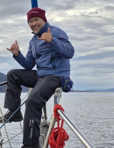 Excursões a Bordo do Veleiro Ksar – Ushuaia, Tierra do Fogo Descubra as incríveis experiências de navegação no Canal Beagle com o veleiro Ksar, o barco mais aconchegante e seguro para explorar o “Fim do Mundo”. Oferecemos diversas excursões e expedições personalizadas para todos os gostos, unindo aventura, conforto e contato direto com a natureza patagônica. Navegação Full Day pelo Canal Beagle Embarque em uma travessia inesquecível de 6 horas pelo Canal Beagle, explorando paisagens deslumbrantes da Baía de Ushuaia e da Tierra do Fogo. Navegue a bordo do veleiro Ksar em uma aventura à vela para observar lobos-marinhos, aves marinhas e o icônico Farol Les Éclaireurs. Inclui um trekking e almoço a bordo nas belas Ilhas Bridges, garantindo uma imersão completa na natureza local. Duração: 6 horas Destaques: Lobos-marinhos, aves, Farol Les Éclaireurs, trekking, almoço a bordo Vagas limitadas – navegação personalizada Navegação Noturna no Veleiro Ksar Viva a experiência única de passar uma noite navegando pelo Canal Beagle. Partimos de Ushuaia em direção aos destinos mais extraordinários, como a Ilha dos Lobos, o Farol Les Éclaireurs e as Ilhas Bridges. Desfrute de um dia completo de navegação com paisagens impressionantes, seguido de jantar sob as estrelas e pernoite em um ambiente mágico nas Ilhas Bridges. Acorde com um nascer do sol espetacular no Canal Beagle e conecte-se profundamente com a natureza da Tierra do Fogo. Inclui: jantar, café da manhã e bebidas Experiência única, vagas limitadas – navegação personalizada Expedição Paso Guaraní – Almanza (3 dias / 2 noites) Explore o “Fim do Mundo” em uma expedição completa de 3 dias e 2 noites a bordo do veleiro Ksar. Saindo de Ushuaia, navegue até a Ilha dos Lobos, o Farol Les Éclaireurs e as Ilhas Bridges, com avistamentos incríveis de lobos-marinhos, pinguins e aves locais. Aventure-se em trekkings emocionantes e desfrute de jantares sob um céu estrelado patagônico. Todas as refeições e bebidas estão incluídas, e nosso dedicado time garante uma experiência confortável e segura. Ideal para: aventureiros e amantes da natureza Possibilidade de retorno por terra, visitando a Rota dos Lagos e pontos icônicos da Rota 3 Expedições Personalizadas em Veleiro Oferecemos expedições sob medida para que você possa explorar o Canal Beagle e seus arredores de acordo com suas preferências. São opções para todos os níveis e interesses: travessias curtas de 1 a 3 dias, expedições mais longas de até 15 dias e até clínicas de vela para aprender e aperfeiçoar suas habilidades enquanto navega por águas patagônicas. Atividades Complementares Além da navegação, o veleiro Ksar apoia atividades como mergulho, kayak, stand-up paddle, fotografia e trekking, garantindo uma logística exclusiva para seu esporte ou hobby favorito. Também realizamos expedições científicas para contribuir com o conhecimento do ecossistema local. Destinos Exclusivos Explore lugares únicos como Puerto Almanza, Isla Redonda, Farol Les Éclaireurs, Paso Guaraní, Islas Bridges, Península Mitre, Isla de los Estados, fiordes e glaciares, até chegar ao emblemático Cabo de Hornos. O veleiro Ksar, modelo Joshua de 40 pés, combina elegância e conforto, equipado com as melhores condições de segurança para que sua aventura seja tranquila e inesquecível. Reserve sua viagem agora e viva uma experiência única no Canal Beagle a bordo do veleiro Ksar, o seu melhor companheiro para descobrir a magia e a beleza do Fin do Mundo!
