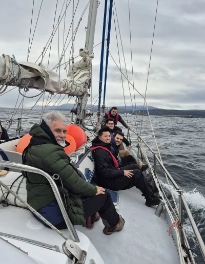 Excursões a Bordo do Veleiro Ksar – Ushuaia, Tierra do Fogo Descubra as incríveis experiências de navegação no Canal Beagle com o veleiro Ksar, o barco mais aconchegante e seguro para explorar o “Fim do Mundo”. Oferecemos diversas excursões e expedições personalizadas para todos os gostos, unindo aventura, conforto e contato direto com a natureza patagônica. Navegação Full Day pelo Canal Beagle Embarque em uma travessia inesquecível de 6 horas pelo Canal Beagle, explorando paisagens deslumbrantes da Baía de Ushuaia e da Tierra do Fogo. Navegue a bordo do veleiro Ksar em uma aventura à vela para observar lobos-marinhos, aves marinhas e o icônico Farol Les Éclaireurs. Inclui um trekking e almoço a bordo nas belas Ilhas Bridges, garantindo uma imersão completa na natureza local. Duração: 6 horas Destaques: Lobos-marinhos, aves, Farol Les Éclaireurs, trekking, almoço a bordo Vagas limitadas – navegação personalizada Navegação Noturna no Veleiro Ksar Viva a experiência única de passar uma noite navegando pelo Canal Beagle. Partimos de Ushuaia em direção aos destinos mais extraordinários, como a Ilha dos Lobos, o Farol Les Éclaireurs e as Ilhas Bridges. Desfrute de um dia completo de navegação com paisagens impressionantes, seguido de jantar sob as estrelas e pernoite em um ambiente mágico nas Ilhas Bridges. Acorde com um nascer do sol espetacular no Canal Beagle e conecte-se profundamente com a natureza da Tierra do Fogo. Inclui: jantar, café da manhã e bebidas Experiência única, vagas limitadas – navegação personalizada Expedição Paso Guaraní – Almanza (3 dias / 2 noites) Explore o “Fim do Mundo” em uma expedição completa de 3 dias e 2 noites a bordo do veleiro Ksar. Saindo de Ushuaia, navegue até a Ilha dos Lobos, o Farol Les Éclaireurs e as Ilhas Bridges, com avistamentos incríveis de lobos-marinhos, pinguins e aves locais. Aventure-se em trekkings emocionantes e desfrute de jantares sob um céu estrelado patagônico. Todas as refeições e bebidas estão incluídas, e nosso dedicado time garante uma experiência confortável e segura. Ideal para: aventureiros e amantes da natureza Possibilidade de retorno por terra, visitando a Rota dos Lagos e pontos icônicos da Rota 3 Expedições Personalizadas em Veleiro Oferecemos expedições sob medida para que você possa explorar o Canal Beagle e seus arredores de acordo com suas preferências. São opções para todos os níveis e interesses: travessias curtas de 1 a 3 dias, expedições mais longas de até 15 dias e até clínicas de vela para aprender e aperfeiçoar suas habilidades enquanto navega por águas patagônicas. Atividades Complementares Além da navegação, o veleiro Ksar apoia atividades como mergulho, kayak, stand-up paddle, fotografia e trekking, garantindo uma logística exclusiva para seu esporte ou hobby favorito. Também realizamos expedições científicas para contribuir com o conhecimento do ecossistema local. Destinos Exclusivos Explore lugares únicos como Puerto Almanza, Isla Redonda, Farol Les Éclaireurs, Paso Guaraní, Islas Bridges, Península Mitre, Isla de los Estados, fiordes e glaciares, até chegar ao emblemático Cabo de Hornos. O veleiro Ksar, modelo Joshua de 40 pés, combina elegância e conforto, equipado com as melhores condições de segurança para que sua aventura seja tranquila e inesquecível. Reserve sua viagem agora e viva uma experiência única no Canal Beagle a bordo do veleiro Ksar, o seu melhor companheiro para descobrir a magia e a beleza do Fin do Mundo!