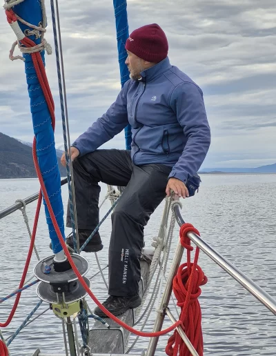 Excursões a Bordo do Veleiro Ksar – Ushuaia, Tierra do Fogo Descubra as incríveis experiências de navegação no Canal Beagle com o veleiro Ksar, o barco mais aconchegante e seguro para explorar o “Fim do Mundo”. Oferecemos diversas excursões e expedições personalizadas para todos os gostos, unindo aventura, conforto e contato direto com a natureza patagônica. Navegação Full Day pelo Canal Beagle Embarque em uma travessia inesquecível de 6 horas pelo Canal Beagle, explorando paisagens deslumbrantes da Baía de Ushuaia e da Tierra do Fogo. Navegue a bordo do veleiro Ksar em uma aventura à vela para observar lobos-marinhos, aves marinhas e o icônico Farol Les Éclaireurs. Inclui um trekking e almoço a bordo nas belas Ilhas Bridges, garantindo uma imersão completa na natureza local. Duração: 6 horas Destaques: Lobos-marinhos, aves, Farol Les Éclaireurs, trekking, almoço a bordo Vagas limitadas – navegação personalizada Navegação Noturna no Veleiro Ksar Viva a experiência única de passar uma noite navegando pelo Canal Beagle. Partimos de Ushuaia em direção aos destinos mais extraordinários, como a Ilha dos Lobos, o Farol Les Éclaireurs e as Ilhas Bridges. Desfrute de um dia completo de navegação com paisagens impressionantes, seguido de jantar sob as estrelas e pernoite em um ambiente mágico nas Ilhas Bridges. Acorde com um nascer do sol espetacular no Canal Beagle e conecte-se profundamente com a natureza da Tierra do Fogo. Inclui: jantar, café da manhã e bebidas Experiência única, vagas limitadas – navegação personalizada Expedição Paso Guaraní – Almanza (3 dias / 2 noites) Explore o “Fim do Mundo” em uma expedição completa de 3 dias e 2 noites a bordo do veleiro Ksar. Saindo de Ushuaia, navegue até a Ilha dos Lobos, o Farol Les Éclaireurs e as Ilhas Bridges, com avistamentos incríveis de lobos-marinhos, pinguins e aves locais. Aventure-se em trekkings emocionantes e desfrute de jantares sob um céu estrelado patagônico. Todas as refeições e bebidas estão incluídas, e nosso dedicado time garante uma experiência confortável e segura. Ideal para: aventureiros e amantes da natureza Possibilidade de retorno por terra, visitando a Rota dos Lagos e pontos icônicos da Rota 3 Expedições Personalizadas em Veleiro Oferecemos expedições sob medida para que você possa explorar o Canal Beagle e seus arredores de acordo com suas preferências. São opções para todos os níveis e interesses: travessias curtas de 1 a 3 dias, expedições mais longas de até 15 dias e até clínicas de vela para aprender e aperfeiçoar suas habilidades enquanto navega por águas patagônicas. Atividades Complementares Além da navegação, o veleiro Ksar apoia atividades como mergulho, kayak, stand-up paddle, fotografia e trekking, garantindo uma logística exclusiva para seu esporte ou hobby favorito. Também realizamos expedições científicas para contribuir com o conhecimento do ecossistema local. Destinos Exclusivos Explore lugares únicos como Puerto Almanza, Isla Redonda, Farol Les Éclaireurs, Paso Guaraní, Islas Bridges, Península Mitre, Isla de los Estados, fiordes e glaciares, até chegar ao emblemático Cabo de Hornos. O veleiro Ksar, modelo Joshua de 40 pés, combina elegância e conforto, equipado com as melhores condições de segurança para que sua aventura seja tranquila e inesquecível. Reserve sua viagem agora e viva uma experiência única no Canal Beagle a bordo do veleiro Ksar, o seu melhor companheiro para descobrir a magia e a beleza do Fin do Mundo! Excursões a Bordo do Veleiro Ksar – Ushuaia, Tierra do Fogo Descubra as incríveis experiências de navegação no Canal Beagle com o veleiro Ksar, o barco mais aconchegante e seguro para explorar o “Fim do Mundo”. Oferecemos diversas excursões e expedições personalizadas para todos os gostos, unindo aventura, conforto e contato direto com a natureza patagônica. Navegação Full Day pelo Canal Beagle Embarque em uma travessia inesquecível de 6 horas pelo Canal Beagle, explorando paisagens deslumbrantes da Baía de Ushuaia e da Tierra do Fogo. Navegue a bordo do veleiro Ksar em uma aventura à vela para observar lobos-marinhos, aves marinhas e o icônico Farol Les Éclaireurs. Inclui um trekking e almoço a bordo nas belas Ilhas Bridges, garantindo uma imersão completa na natureza local. Duração: 6 horas Destaques: Lobos-marinhos, aves, Farol Les Éclaireurs, trekking, almoço a bordo Vagas limitadas – navegação personalizada Navegação Noturna no Veleiro Ksar Viva a experiência única de passar uma noite navegando pelo Canal Beagle. Partimos de Ushuaia em direção aos destinos mais extraordinários, como a Ilha dos Lobos, o Farol Les Éclaireurs e as Ilhas Bridges. Desfrute de um dia completo de navegação com paisagens impressionantes, seguido de jantar sob as estrelas e pernoite em um ambiente mágico nas Ilhas Bridges. Acorde com um nascer do sol espetacular no Canal Beagle e conecte-se profundamente com a natureza da Tierra do Fogo. Inclui: jantar, café da manhã e bebidas Experiência única, vagas limitadas – navegação personalizada Expedição Paso Guaraní – Almanza (3 dias / 2 noites) Explore o “Fim do Mundo” em uma expedição completa de 3 dias e 2 noites a bordo do veleiro Ksar. Saindo de Ushuaia, navegue até a Ilha dos Lobos, o Farol Les Éclaireurs e as Ilhas Bridges, com avistamentos incríveis de lobos-marinhos, pinguins e aves locais. Aventure-se em trekkings emocionantes e desfrute de jantares sob um céu estrelado patagônico. Todas as refeições e bebidas estão incluídas, e nosso dedicado time garante uma experiência confortável e segura. Ideal para: aventureiros e amantes da natureza Possibilidade de retorno por terra, visitando a Rota dos Lagos e pontos icônicos da Rota 3 Expedições Personalizadas em Veleiro Oferecemos expedições sob medida para que você possa explorar o Canal Beagle e seus arredores de acordo com suas preferências. São opções para todos os níveis e interesses: travessias curtas de 1 a 3 dias, expedições mais longas de até 15 dias e até clínicas de vela para aprender e aperfeiçoar suas habilidades enquanto navega por águas patagônicas. Atividades Complementares Além da navegação, o veleiro Ksar apoia atividades como mergulho, kayak, stand-up paddle, fotografia e trekking, garantindo uma logística exclusiva para seu esporte ou hobby favorito. Também realizamos expedições científicas para contribuir com o conhecimento do ecossistema local. Destinos Exclusivos Explore lugares únicos como Puerto Almanza, Isla Redonda, Farol Les Éclaireurs, Paso Guaraní, Islas Bridges, Península Mitre, Isla de los Estados, fiordes e glaciares, até chegar ao emblemático Cabo de Hornos. O veleiro Ksar, modelo Joshua de 40 pés, combina elegância e conforto, equipado com as melhores condições de segurança para que sua aventura seja tranquila e inesquecível. Reserve sua viagem agora e viva uma experiência única no Canal Beagle a bordo do veleiro Ksar, o seu melhor companheiro para descobrir a magia e a beleza do Fin do Mundo!
