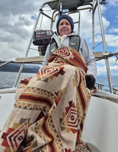 Excursões a Bordo do Veleiro Ksar – Ushuaia, Tierra do Fogo Descubra as incríveis experiências de navegação no Canal Beagle com o veleiro Ksar, o barco mais aconchegante e seguro para explorar o “Fim do Mundo”. Oferecemos diversas excursões e expedições personalizadas para todos os gostos, unindo aventura, conforto e contato direto com a natureza patagônica. Navegação Full Day pelo Canal Beagle Embarque em uma travessia inesquecível de 6 horas pelo Canal Beagle, explorando paisagens deslumbrantes da Baía de Ushuaia e da Tierra do Fogo. Navegue a bordo do veleiro Ksar em uma aventura à vela para observar lobos-marinhos, aves marinhas e o icônico Farol Les Éclaireurs. Inclui um trekking e almoço a bordo nas belas Ilhas Bridges, garantindo uma imersão completa na natureza local. Duração: 6 horas Destaques: Lobos-marinhos, aves, Farol Les Éclaireurs, trekking, almoço a bordo Vagas limitadas – navegação personalizada Navegação Noturna no Veleiro Ksar Viva a experiência única de passar uma noite navegando pelo Canal Beagle. Partimos de Ushuaia em direção aos destinos mais extraordinários, como a Ilha dos Lobos, o Farol Les Éclaireurs e as Ilhas Bridges. Desfrute de um dia completo de navegação com paisagens impressionantes, seguido de jantar sob as estrelas e pernoite em um ambiente mágico nas Ilhas Bridges. Acorde com um nascer do sol espetacular no Canal Beagle e conecte-se profundamente com a natureza da Tierra do Fogo. Inclui: jantar, café da manhã e bebidas Experiência única, vagas limitadas – navegação personalizada Expedição Paso Guaraní – Almanza (3 dias / 2 noites) Explore o “Fim do Mundo” em uma expedição completa de 3 dias e 2 noites a bordo do veleiro Ksar. Saindo de Ushuaia, navegue até a Ilha dos Lobos, o Farol Les Éclaireurs e as Ilhas Bridges, com avistamentos incríveis de lobos-marinhos, pinguins e aves locais. Aventure-se em trekkings emocionantes e desfrute de jantares sob um céu estrelado patagônico. Todas as refeições e bebidas estão incluídas, e nosso dedicado time garante uma experiência confortável e segura. Ideal para: aventureiros e amantes da natureza Possibilidade de retorno por terra, visitando a Rota dos Lagos e pontos icônicos da Rota 3 Expedições Personalizadas em Veleiro Oferecemos expedições sob medida para que você possa explorar o Canal Beagle e seus arredores de acordo com suas preferências. São opções para todos os níveis e interesses: travessias curtas de 1 a 3 dias, expedições mais longas de até 15 dias e até clínicas de vela para aprender e aperfeiçoar suas habilidades enquanto navega por águas patagônicas. Atividades Complementares Além da navegação, o veleiro Ksar apoia atividades como mergulho, kayak, stand-up paddle, fotografia e trekking, garantindo uma logística exclusiva para seu esporte ou hobby favorito. Também realizamos expedições científicas para contribuir com o conhecimento do ecossistema local. Destinos Exclusivos Explore lugares únicos como Puerto Almanza, Isla Redonda, Farol Les Éclaireurs, Paso Guaraní, Islas Bridges, Península Mitre, Isla de los Estados, fiordes e glaciares, até chegar ao emblemático Cabo de Hornos. O veleiro Ksar, modelo Joshua de 40 pés, combina elegância e conforto, equipado com as melhores condições de segurança para que sua aventura seja tranquila e inesquecível. Reserve sua viagem agora e viva uma experiência única no Canal Beagle a bordo do veleiro Ksar, o seu melhor companheiro para descobrir a magia e a beleza do Fin do Mundo!