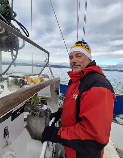 Excursões a Bordo do Veleiro Ksar – Ushuaia, Tierra do Fogo Descubra as incríveis experiências de navegação no Canal Beagle com o veleiro Ksar, o barco mais aconchegante e seguro para explorar o “Fim do Mundo”. Oferecemos diversas excursões e expedições personalizadas para todos os gostos, unindo aventura, conforto e contato direto com a natureza patagônica. Navegação Full Day pelo Canal Beagle Embarque em uma travessia inesquecível de 6 horas pelo Canal Beagle, explorando paisagens deslumbrantes da Baía de Ushuaia e da Tierra do Fogo. Navegue a bordo do veleiro Ksar em uma aventura à vela para observar lobos-marinhos, aves marinhas e o icônico Farol Les Éclaireurs. Inclui um trekking e almoço a bordo nas belas Ilhas Bridges, garantindo uma imersão completa na natureza local. Duração: 6 horas Destaques: Lobos-marinhos, aves, Farol Les Éclaireurs, trekking, almoço a bordo Vagas limitadas – navegação personalizada Navegação Noturna no Veleiro Ksar Viva a experiência única de passar uma noite navegando pelo Canal Beagle. Partimos de Ushuaia em direção aos destinos mais extraordinários, como a Ilha dos Lobos, o Farol Les Éclaireurs e as Ilhas Bridges. Desfrute de um dia completo de navegação com paisagens impressionantes, seguido de jantar sob as estrelas e pernoite em um ambiente mágico nas Ilhas Bridges. Acorde com um nascer do sol espetacular no Canal Beagle e conecte-se profundamente com a natureza da Tierra do Fogo. Inclui: jantar, café da manhã e bebidas Experiência única, vagas limitadas – navegação personalizada Expedição Paso Guaraní – Almanza (3 dias / 2 noites) Explore o “Fim do Mundo” em uma expedição completa de 3 dias e 2 noites a bordo do veleiro Ksar. Saindo de Ushuaia, navegue até a Ilha dos Lobos, o Farol Les Éclaireurs e as Ilhas Bridges, com avistamentos incríveis de lobos-marinhos, pinguins e aves locais. Aventure-se em trekkings emocionantes e desfrute de jantares sob um céu estrelado patagônico. Todas as refeições e bebidas estão incluídas, e nosso dedicado time garante uma experiência confortável e segura. Ideal para: aventureiros e amantes da natureza Possibilidade de retorno por terra, visitando a Rota dos Lagos e pontos icônicos da Rota 3 Expedições Personalizadas em Veleiro Oferecemos expedições sob medida para que você possa explorar o Canal Beagle e seus arredores de acordo com suas preferências. São opções para todos os níveis e interesses: travessias curtas de 1 a 3 dias, expedições mais longas de até 15 dias e até clínicas de vela para aprender e aperfeiçoar suas habilidades enquanto navega por águas patagônicas. Atividades Complementares Além da navegação, o veleiro Ksar apoia atividades como mergulho, kayak, stand-up paddle, fotografia e trekking, garantindo uma logística exclusiva para seu esporte ou hobby favorito. Também realizamos expedições científicas para contribuir com o conhecimento do ecossistema local. Destinos Exclusivos Explore lugares únicos como Puerto Almanza, Isla Redonda, Farol Les Éclaireurs, Paso Guaraní, Islas Bridges, Península Mitre, Isla de los Estados, fiordes e glaciares, até chegar ao emblemático Cabo de Hornos. O veleiro Ksar, modelo Joshua de 40 pés, combina elegância e conforto, equipado com as melhores condições de segurança para que sua aventura seja tranquila e inesquecível. Reserve sua viagem agora e viva uma experiência única no Canal Beagle a bordo do veleiro Ksar, o seu melhor companheiro para descobrir a magia e a beleza do Fin do Mundo!