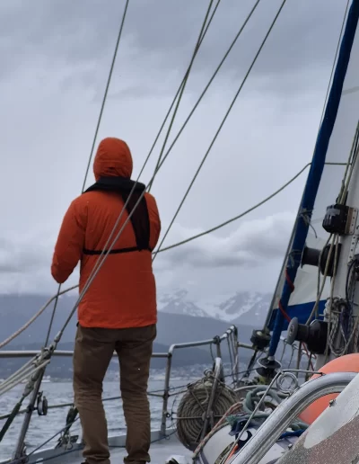 Excursões a Bordo do Veleiro Ksar – Ushuaia, Tierra do Fogo Descubra as incríveis experiências de navegação no Canal Beagle com o veleiro Ksar, o barco mais aconchegante e seguro para explorar o “Fim do Mundo”. Oferecemos diversas excursões e expedições personalizadas para todos os gostos, unindo aventura, conforto e contato direto com a natureza patagônica. Navegação Full Day pelo Canal Beagle Embarque em uma travessia inesquecível de 6 horas pelo Canal Beagle, explorando paisagens deslumbrantes da Baía de Ushuaia e da Tierra do Fogo. Navegue a bordo do veleiro Ksar em uma aventura à vela para observar lobos-marinhos, aves marinhas e o icônico Farol Les Éclaireurs. Inclui um trekking e almoço a bordo nas belas Ilhas Bridges, garantindo uma imersão completa na natureza local. Duração: 6 horas Destaques: Lobos-marinhos, aves, Farol Les Éclaireurs, trekking, almoço a bordo Vagas limitadas – navegação personalizada Navegação Noturna no Veleiro Ksar Viva a experiência única de passar uma noite navegando pelo Canal Beagle. Partimos de Ushuaia em direção aos destinos mais extraordinários, como a Ilha dos Lobos, o Farol Les Éclaireurs e as Ilhas Bridges. Desfrute de um dia completo de navegação com paisagens impressionantes, seguido de jantar sob as estrelas e pernoite em um ambiente mágico nas Ilhas Bridges. Acorde com um nascer do sol espetacular no Canal Beagle e conecte-se profundamente com a natureza da Tierra do Fogo. Inclui: jantar, café da manhã e bebidas Experiência única, vagas limitadas – navegação personalizada Expedição Paso Guaraní – Almanza (3 dias / 2 noites) Explore o “Fim do Mundo” em uma expedição completa de 3 dias e 2 noites a bordo do veleiro Ksar. Saindo de Ushuaia, navegue até a Ilha dos Lobos, o Farol Les Éclaireurs e as Ilhas Bridges, com avistamentos incríveis de lobos-marinhos, pinguins e aves locais. Aventure-se em trekkings emocionantes e desfrute de jantares sob um céu estrelado patagônico. Todas as refeições e bebidas estão incluídas, e nosso dedicado time garante uma experiência confortável e segura. Ideal para: aventureiros e amantes da natureza Possibilidade de retorno por terra, visitando a Rota dos Lagos e pontos icônicos da Rota 3 Expedições Personalizadas em Veleiro Oferecemos expedições sob medida para que você possa explorar o Canal Beagle e seus arredores de acordo com suas preferências. São opções para todos os níveis e interesses: travessias curtas de 1 a 3 dias, expedições mais longas de até 15 dias e até clínicas de vela para aprender e aperfeiçoar suas habilidades enquanto navega por águas patagônicas. Atividades Complementares Além da navegação, o veleiro Ksar apoia atividades como mergulho, kayak, stand-up paddle, fotografia e trekking, garantindo uma logística exclusiva para seu esporte ou hobby favorito. Também realizamos expedições científicas para contribuir com o conhecimento do ecossistema local. Destinos Exclusivos Explore lugares únicos como Puerto Almanza, Isla Redonda, Farol Les Éclaireurs, Paso Guaraní, Islas Bridges, Península Mitre, Isla de los Estados, fiordes e glaciares, até chegar ao emblemático Cabo de Hornos. O veleiro Ksar, modelo Joshua de 40 pés, combina elegância e conforto, equipado com as melhores condições de segurança para que sua aventura seja tranquila e inesquecível. Reserve sua viagem agora e viva uma experiência única no Canal Beagle a bordo do veleiro Ksar, o seu melhor companheiro para descobrir a magia e a beleza do Fin do Mundo!