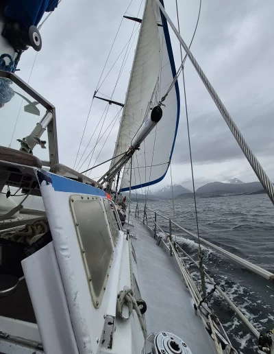 Excursões a Bordo do Veleiro Ksar – Ushuaia, Tierra do Fogo Descubra as incríveis experiências de navegação no Canal Beagle com o veleiro Ksar, o barco mais aconchegante e seguro para explorar o “Fim do Mundo”. Oferecemos diversas excursões e expedições personalizadas para todos os gostos, unindo aventura, conforto e contato direto com a natureza patagônica. Navegação Full Day pelo Canal Beagle Embarque em uma travessia inesquecível de 6 horas pelo Canal Beagle, explorando paisagens deslumbrantes da Baía de Ushuaia e da Tierra do Fogo. Navegue a bordo do veleiro Ksar em uma aventura à vela para observar lobos-marinhos, aves marinhas e o icônico Farol Les Éclaireurs. Inclui um trekking e almoço a bordo nas belas Ilhas Bridges, garantindo uma imersão completa na natureza local. Duração: 6 horas Destaques: Lobos-marinhos, aves, Farol Les Éclaireurs, trekking, almoço a bordo Vagas limitadas – navegação personalizada Navegação Noturna no Veleiro Ksar Viva a experiência única de passar uma noite navegando pelo Canal Beagle. Partimos de Ushuaia em direção aos destinos mais extraordinários, como a Ilha dos Lobos, o Farol Les Éclaireurs e as Ilhas Bridges. Desfrute de um dia completo de navegação com paisagens impressionantes, seguido de jantar sob as estrelas e pernoite em um ambiente mágico nas Ilhas Bridges. Acorde com um nascer do sol espetacular no Canal Beagle e conecte-se profundamente com a natureza da Tierra do Fogo. Inclui: jantar, café da manhã e bebidas Experiência única, vagas limitadas – navegação personalizada Expedição Paso Guaraní – Almanza (3 dias / 2 noites) Explore o “Fim do Mundo” em uma expedição completa de 3 dias e 2 noites a bordo do veleiro Ksar. Saindo de Ushuaia, navegue até a Ilha dos Lobos, o Farol Les Éclaireurs e as Ilhas Bridges, com avistamentos incríveis de lobos-marinhos, pinguins e aves locais. Aventure-se em trekkings emocionantes e desfrute de jantares sob um céu estrelado patagônico. Todas as refeições e bebidas estão incluídas, e nosso dedicado time garante uma experiência confortável e segura. Ideal para: aventureiros e amantes da natureza Possibilidade de retorno por terra, visitando a Rota dos Lagos e pontos icônicos da Rota 3 Expedições Personalizadas em Veleiro Oferecemos expedições sob medida para que você possa explorar o Canal Beagle e seus arredores de acordo com suas preferências. São opções para todos os níveis e interesses: travessias curtas de 1 a 3 dias, expedições mais longas de até 15 dias e até clínicas de vela para aprender e aperfeiçoar suas habilidades enquanto navega por águas patagônicas. Atividades Complementares Além da navegação, o veleiro Ksar apoia atividades como mergulho, kayak, stand-up paddle, fotografia e trekking, garantindo uma logística exclusiva para seu esporte ou hobby favorito. Também realizamos expedições científicas para contribuir com o conhecimento do ecossistema local. Destinos Exclusivos Explore lugares únicos como Puerto Almanza, Isla Redonda, Farol Les Éclaireurs, Paso Guaraní, Islas Bridges, Península Mitre, Isla de los Estados, fiordes e glaciares, até chegar ao emblemático Cabo de Hornos. O veleiro Ksar, modelo Joshua de 40 pés, combina elegância e conforto, equipado com as melhores condições de segurança para que sua aventura seja tranquila e inesquecível. Reserve sua viagem agora e viva uma experiência única no Canal Beagle a bordo do veleiro Ksar, o seu melhor companheiro para descobrir a magia e a beleza do Fin do Mundo!
