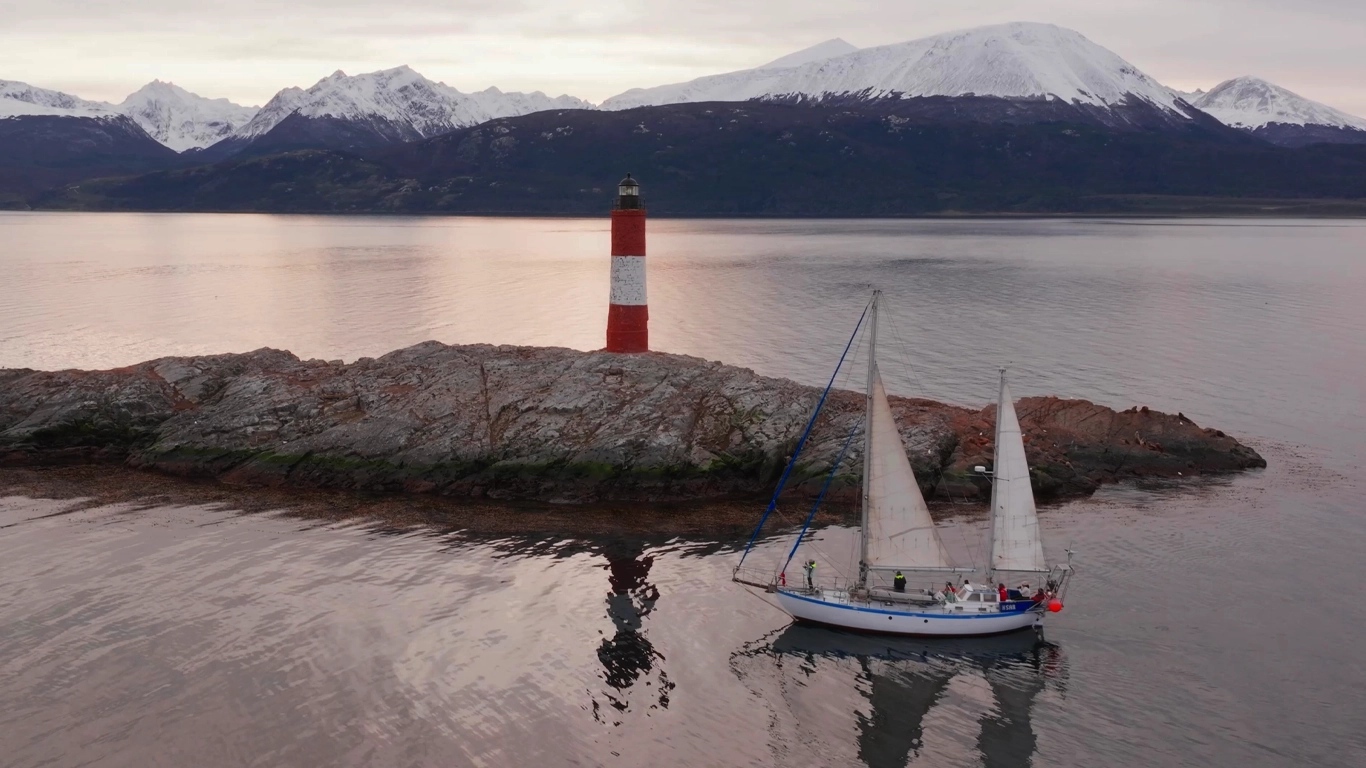 Excursões a Bordo do Veleiro Ksar – Ushuaia, Tierra do Fogo<br />
Descubra as incríveis experiências de navegação no Canal Beagle com o veleiro Ksar, o barco mais aconchegante e seguro para explorar o “Fim do Mundo”. Oferecemos diversas excursões e expedições personalizadas para todos os gostos, unindo aventura, conforto e contato direto com a natureza patagônica.</p>
<p>Navegação Full Day pelo Canal Beagle<br />
Embarque em uma travessia inesquecível de 6 horas pelo Canal Beagle, explorando paisagens deslumbrantes da Baía de Ushuaia e da Tierra do Fogo. Navegue a bordo do veleiro Ksar em uma aventura à vela para observar lobos-marinhos, aves marinhas e o icônico Farol Les Éclaireurs. Inclui um trekking e almoço a bordo nas belas Ilhas Bridges, garantindo uma imersão completa na natureza local.</p>
<p>Duração: 6 horas<br />
Destaques: Lobos-marinhos, aves, Farol Les Éclaireurs, trekking, almoço a bordo<br />
Vagas limitadas – navegação personalizada</p>
<p>Navegação Noturna no Veleiro Ksar<br />
Viva a experiência única de passar uma noite navegando pelo Canal Beagle. Partimos de Ushuaia em direção aos destinos mais extraordinários, como a Ilha dos Lobos, o Farol Les Éclaireurs e as Ilhas Bridges. Desfrute de um dia completo de navegação com paisagens impressionantes, seguido de jantar sob as estrelas e pernoite em um ambiente mágico nas Ilhas Bridges. Acorde com um nascer do sol espetacular no Canal Beagle e conecte-se profundamente com a natureza da Tierra do Fogo.</p>
<p>Inclui: jantar, café da manhã e bebidas<br />
Experiência única, vagas limitadas – navegação personalizada</p>
<p>Expedição Paso Guaraní – Almanza (3 dias / 2 noites)<br />
Explore o “Fim do Mundo” em uma expedição completa de 3 dias e 2 noites a bordo do veleiro Ksar. Saindo de Ushuaia, navegue até a Ilha dos Lobos, o Farol Les Éclaireurs e as Ilhas Bridges, com avistamentos incríveis de lobos-marinhos, pinguins e aves locais. Aventure-se em trekkings emocionantes e desfrute de jantares sob um céu estrelado patagônico. Todas as refeições e bebidas estão incluídas, e nosso dedicado time garante uma experiência confortável e segura.</p>
<p>Ideal para: aventureiros e amantes da natureza<br />
Possibilidade de retorno por terra, visitando a Rota dos Lagos e pontos icônicos da Rota 3</p>
<p>Expedições Personalizadas em Veleiro<br />
Oferecemos expedições sob medida para que você possa explorar o Canal Beagle e seus arredores de acordo com suas preferências. São opções para todos os níveis e interesses: travessias curtas de 1 a 3 dias, expedições mais longas de até 15 dias e até clínicas de vela para aprender e aperfeiçoar suas habilidades enquanto navega por águas patagônicas.</p>
<p>Atividades Complementares<br />
Além da navegação, o veleiro Ksar apoia atividades como mergulho, kayak, stand-up paddle, fotografia e trekking, garantindo uma logística exclusiva para seu esporte ou hobby favorito. Também realizamos expedições científicas para contribuir com o conhecimento do ecossistema local.</p>
<p>Destinos Exclusivos<br />
Explore lugares únicos como Puerto Almanza, Isla Redonda, Farol Les Éclaireurs, Paso Guaraní, Islas Bridges, Península Mitre, Isla de los Estados, fiordes e glaciares, até chegar ao emblemático Cabo de Hornos.</p>
<p>O veleiro Ksar, modelo Joshua de 40 pés, combina elegância e conforto, equipado com as melhores condições de segurança para que sua aventura seja tranquila e inesquecível.</p>
<p>Reserve sua viagem agora e viva uma experiência única no Canal Beagle a bordo do veleiro Ksar, o seu melhor companheiro para descobrir a magia e a beleza do Fin do Mundo!<br />