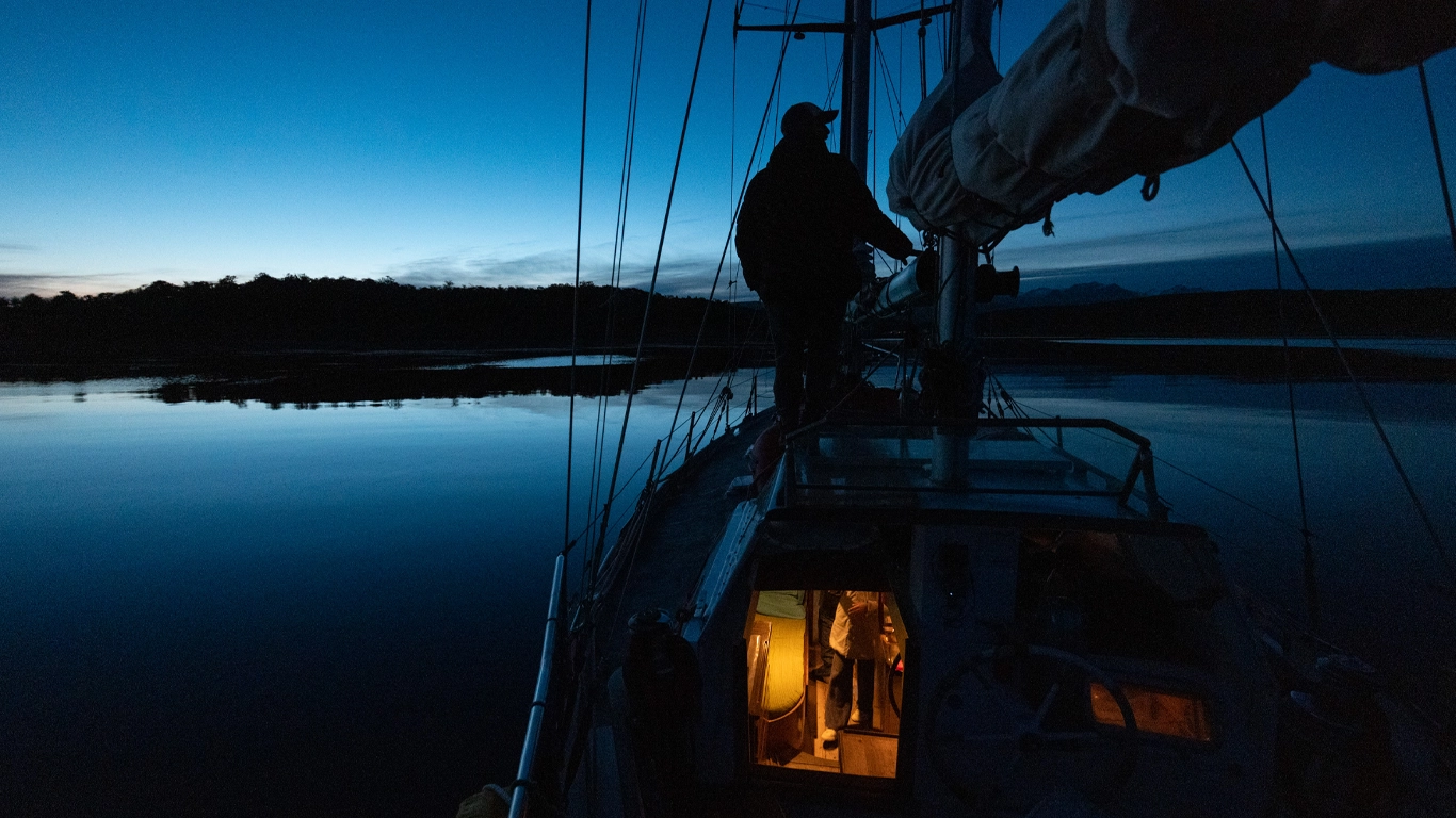 Excursões a Bordo do Veleiro Ksar – Ushuaia, Tierra do Fogo<br />
Descubra as incríveis experiências de navegação no Canal Beagle com o veleiro Ksar, o barco mais aconchegante e seguro para explorar o “Fim do Mundo”. Oferecemos diversas excursões e expedições personalizadas para todos os gostos, unindo aventura, conforto e contato direto com a natureza patagônica.</p>
<p>Navegação Full Day pelo Canal Beagle<br />
Embarque em uma travessia inesquecível de 6 horas pelo Canal Beagle, explorando paisagens deslumbrantes da Baía de Ushuaia e da Tierra do Fogo. Navegue a bordo do veleiro Ksar em uma aventura à vela para observar lobos-marinhos, aves marinhas e o icônico Farol Les Éclaireurs. Inclui um trekking e almoço a bordo nas belas Ilhas Bridges, garantindo uma imersão completa na natureza local.</p>
<p>Duração: 6 horas<br />
Destaques: Lobos-marinhos, aves, Farol Les Éclaireurs, trekking, almoço a bordo<br />
Vagas limitadas – navegação personalizada</p>
<p>Navegação Noturna no Veleiro Ksar<br />
Viva a experiência única de passar uma noite navegando pelo Canal Beagle. Partimos de Ushuaia em direção aos destinos mais extraordinários, como a Ilha dos Lobos, o Farol Les Éclaireurs e as Ilhas Bridges. Desfrute de um dia completo de navegação com paisagens impressionantes, seguido de jantar sob as estrelas e pernoite em um ambiente mágico nas Ilhas Bridges. Acorde com um nascer do sol espetacular no Canal Beagle e conecte-se profundamente com a natureza da Tierra do Fogo.</p>
<p>Inclui: jantar, café da manhã e bebidas<br />
Experiência única, vagas limitadas – navegação personalizada</p>
<p>Expedição Paso Guaraní – Almanza (3 dias / 2 noites)<br />
Explore o “Fim do Mundo” em uma expedição completa de 3 dias e 2 noites a bordo do veleiro Ksar. Saindo de Ushuaia, navegue até a Ilha dos Lobos, o Farol Les Éclaireurs e as Ilhas Bridges, com avistamentos incríveis de lobos-marinhos, pinguins e aves locais. Aventure-se em trekkings emocionantes e desfrute de jantares sob um céu estrelado patagônico. Todas as refeições e bebidas estão incluídas, e nosso dedicado time garante uma experiência confortável e segura.</p>
<p>Ideal para: aventureiros e amantes da natureza<br />
Possibilidade de retorno por terra, visitando a Rota dos Lagos e pontos icônicos da Rota 3</p>
<p>Expedições Personalizadas em Veleiro<br />
Oferecemos expedições sob medida para que você possa explorar o Canal Beagle e seus arredores de acordo com suas preferências. São opções para todos os níveis e interesses: travessias curtas de 1 a 3 dias, expedições mais longas de até 15 dias e até clínicas de vela para aprender e aperfeiçoar suas habilidades enquanto navega por águas patagônicas.</p>
<p>Atividades Complementares<br />
Além da navegação, o veleiro Ksar apoia atividades como mergulho, kayak, stand-up paddle, fotografia e trekking, garantindo uma logística exclusiva para seu esporte ou hobby favorito. Também realizamos expedições científicas para contribuir com o conhecimento do ecossistema local.</p>
<p>Destinos Exclusivos<br />
Explore lugares únicos como Puerto Almanza, Isla Redonda, Farol Les Éclaireurs, Paso Guaraní, Islas Bridges, Península Mitre, Isla de los Estados, fiordes e glaciares, até chegar ao emblemático Cabo de Hornos.</p>
<p>O veleiro Ksar, modelo Joshua de 40 pés, combina elegância e conforto, equipado com as melhores condições de segurança para que sua aventura seja tranquila e inesquecível.</p>
<p>Reserve sua viagem agora e viva uma experiência única no Canal Beagle a bordo do veleiro Ksar, o seu melhor companheiro para descobrir a magia e a beleza do Fin do Mundo!<br />
